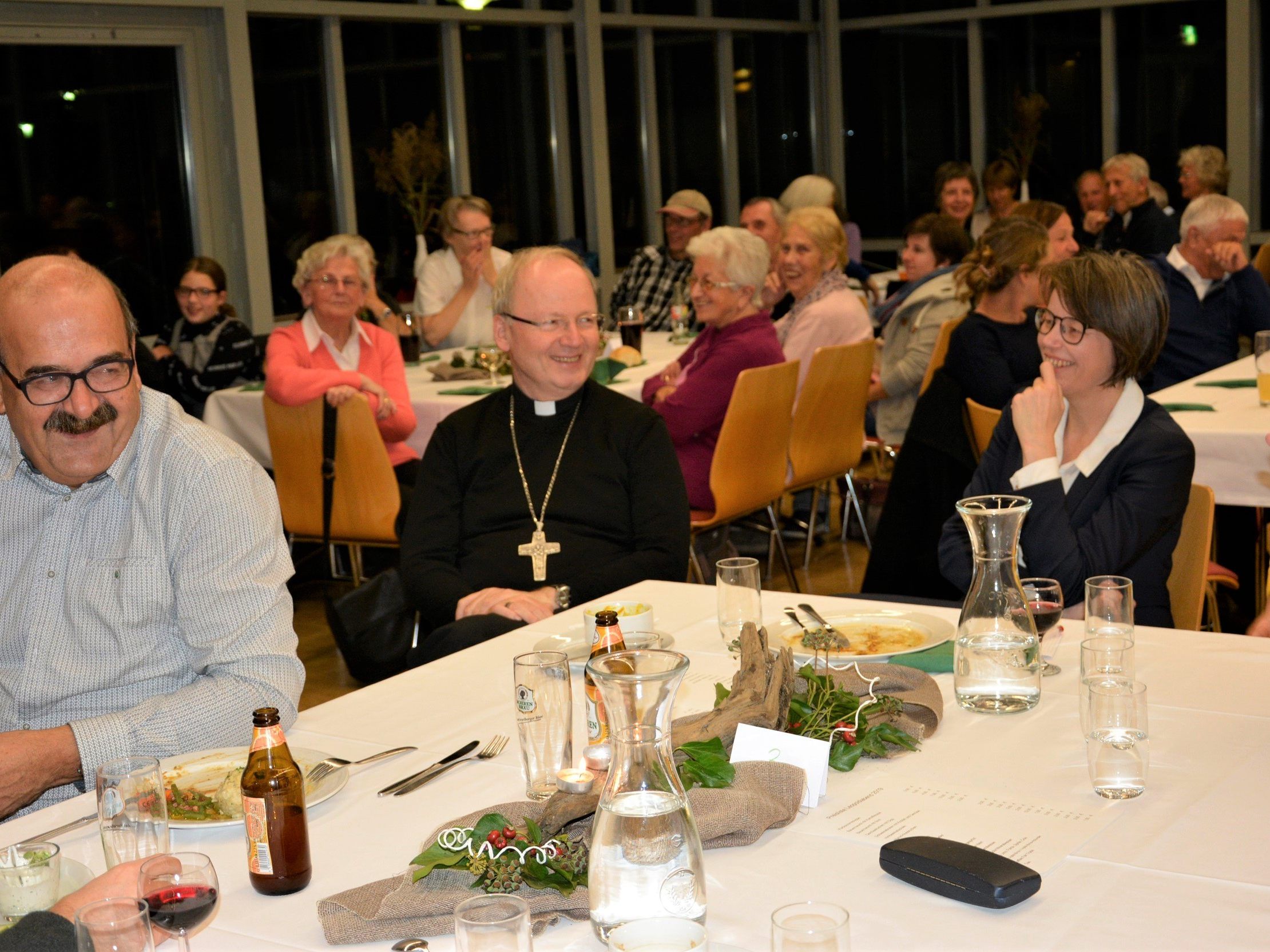 Bischof Benno Elbs bekam bei seinem Besuch Einblick in das Leben der Pfarrgemeinde Hatlerdorf.