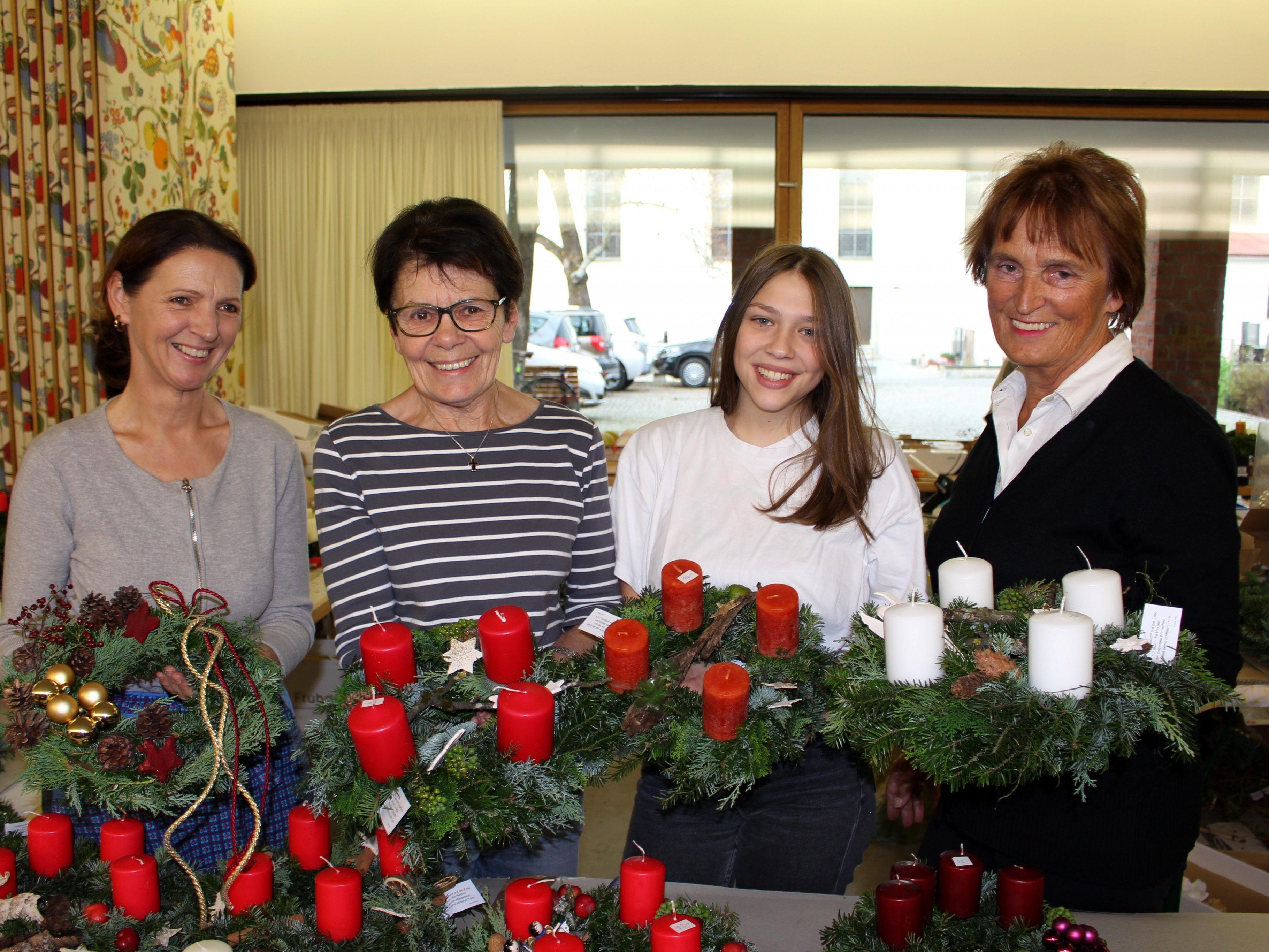 Lochauer Adventkranzwoche im Pfarrheim: Prächtige Adventkränze und stilvolle Adventdekorationen unterstreichen eine schöne und besinnliche Adventzeit. Lochauer Adventkranzwoche im Pfarrheim: Prächtige Adventkränze und stilvolle Adventdekorationen unterstreichen eine schöne und besinnliche Adventzeit.