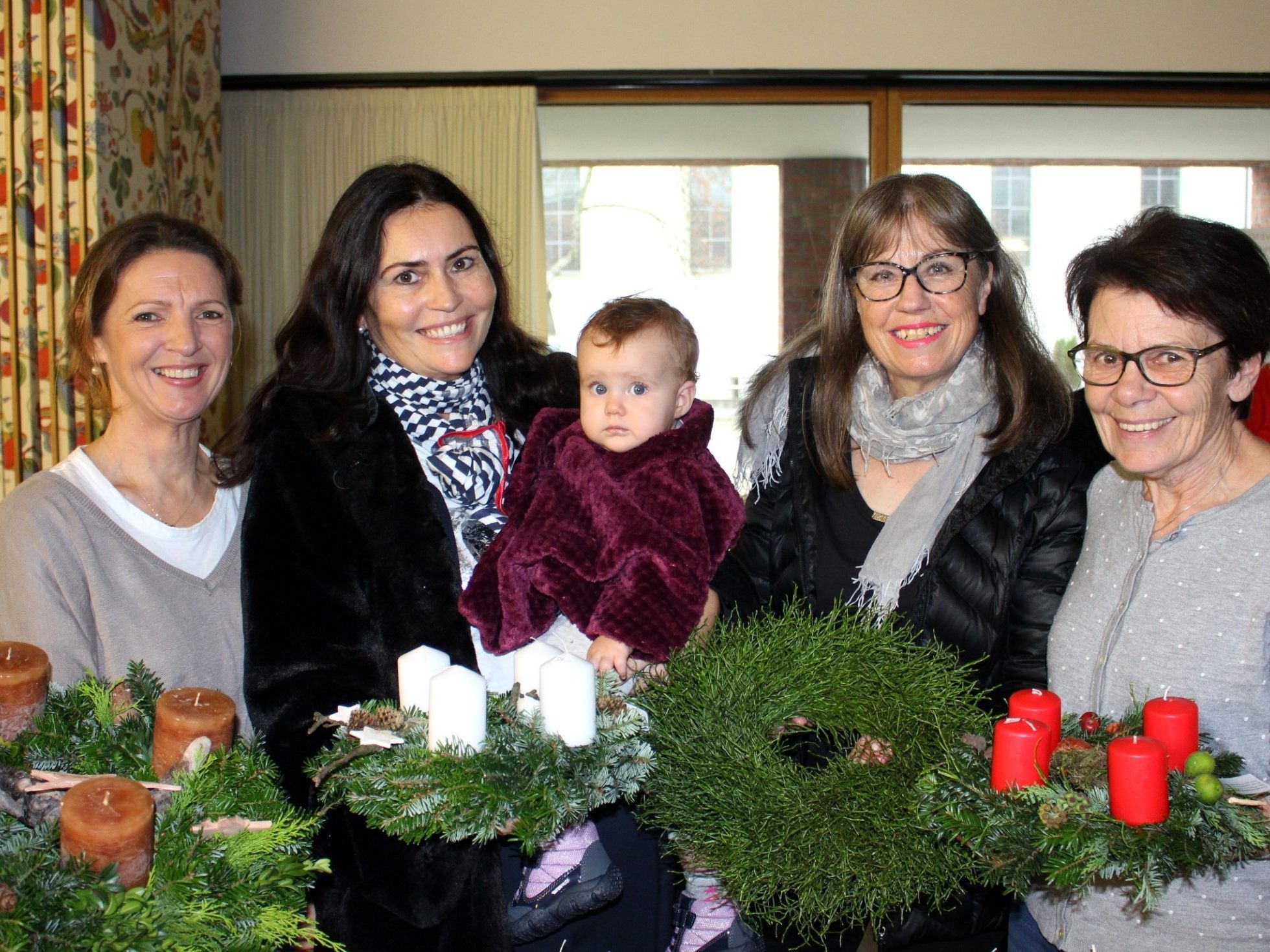 Auch in diesem Jahr konnte in zahlreichen Familien am 1. Adventsonntag die erste Kerze „an einem heimischen Adventkranz“ angezündet werden. Auch in diesem Jahr konnte in zahlreichen Familien am 1. Adventsonntag die erste Kerze „an einem heimischen Adventkranz“ angezündet werden.