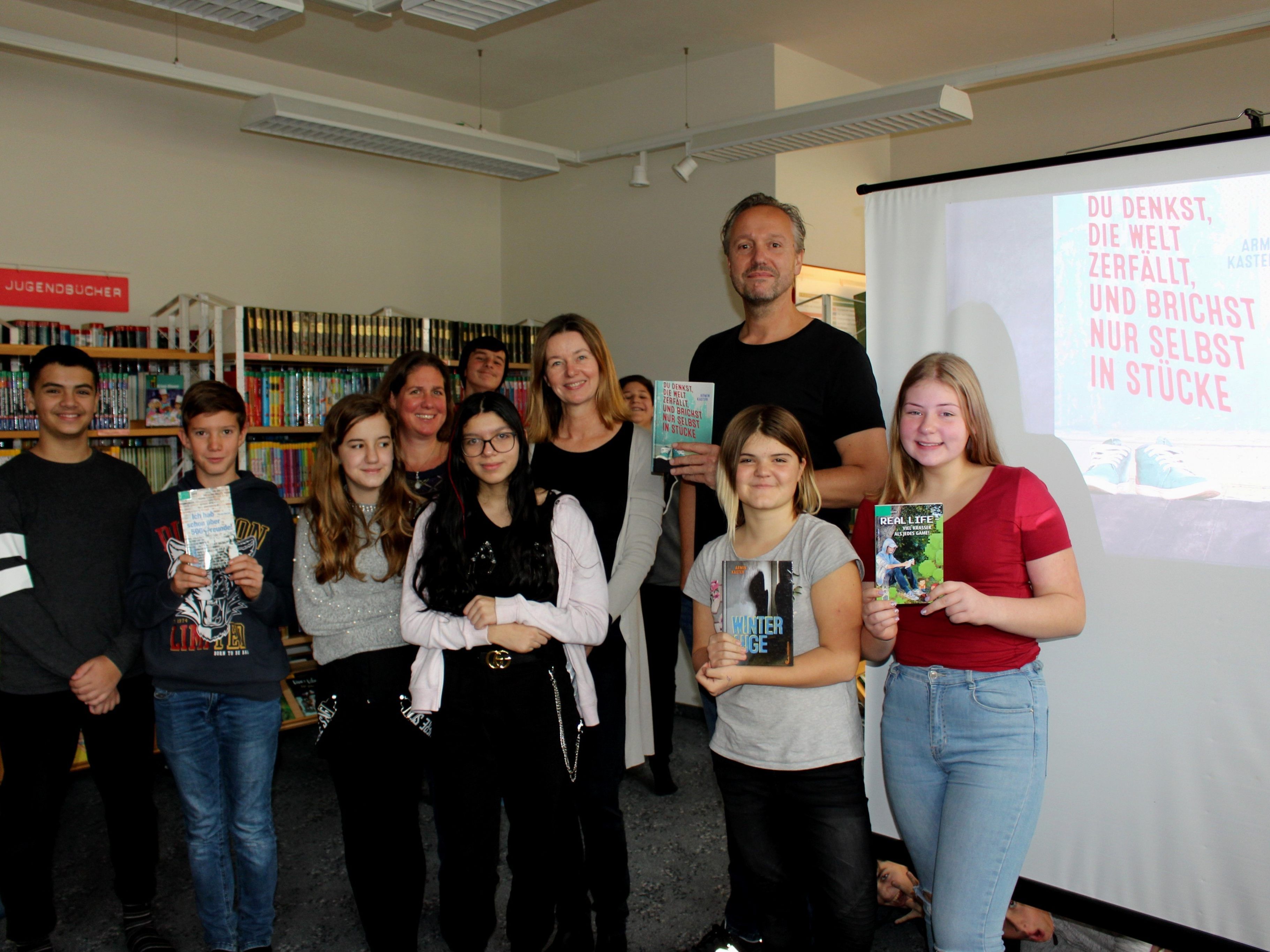 Autorenbegegnung mit dem deutschen Jugendbuchautor Armin Kaster, im Bild mit Büchereileiterin Birgit Lechner, Schulbibliothekarin Christine Swoboda und interessierten Schüler. Autorenbegegnung mit dem deutschen Jugendbuchautor Armin Kaster, im Bild mit Büchereileiterin Birgit Lechner, Schulbibliothekarin Christine Swoboda und interessierten Schüler.