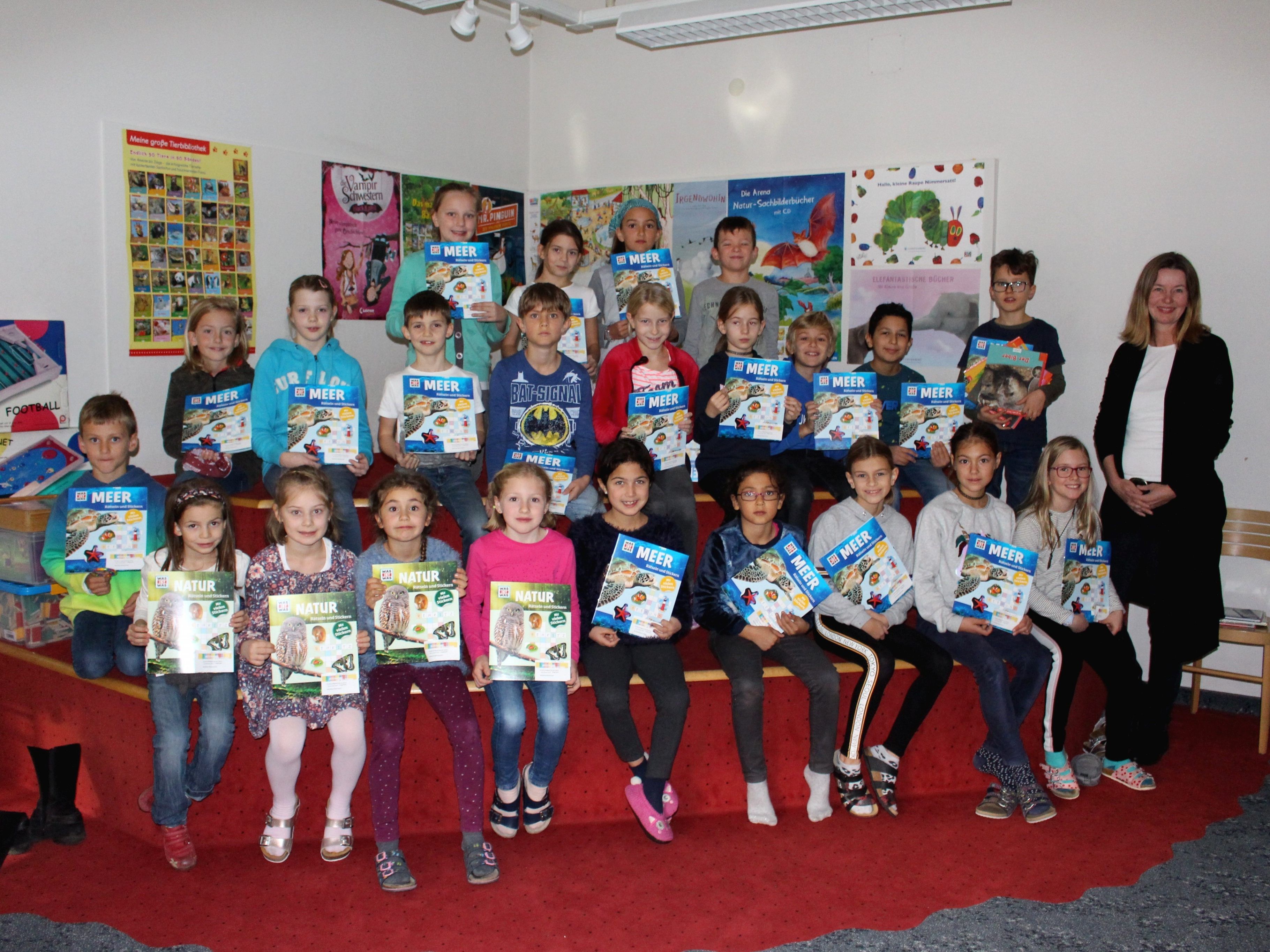 Im Rahmen der „Aktion Sommerlesen“ konnten sich bei der Preisverteilung in der Lochauer Bücherei-Spielothek auch zahlreiche junge Leserinnen und Leser aus der Volksschule über einen kleinen Buchpreis freuen. Im Rahmen der „Aktion Sommerlesen“ konnten sich bei der Preisverteilung in der Lochauer Bücherei-Spielothek auch zahlreiche junge Leserinnen und Leser aus der Volksschule über einen kleinen Buchpreis freuen.