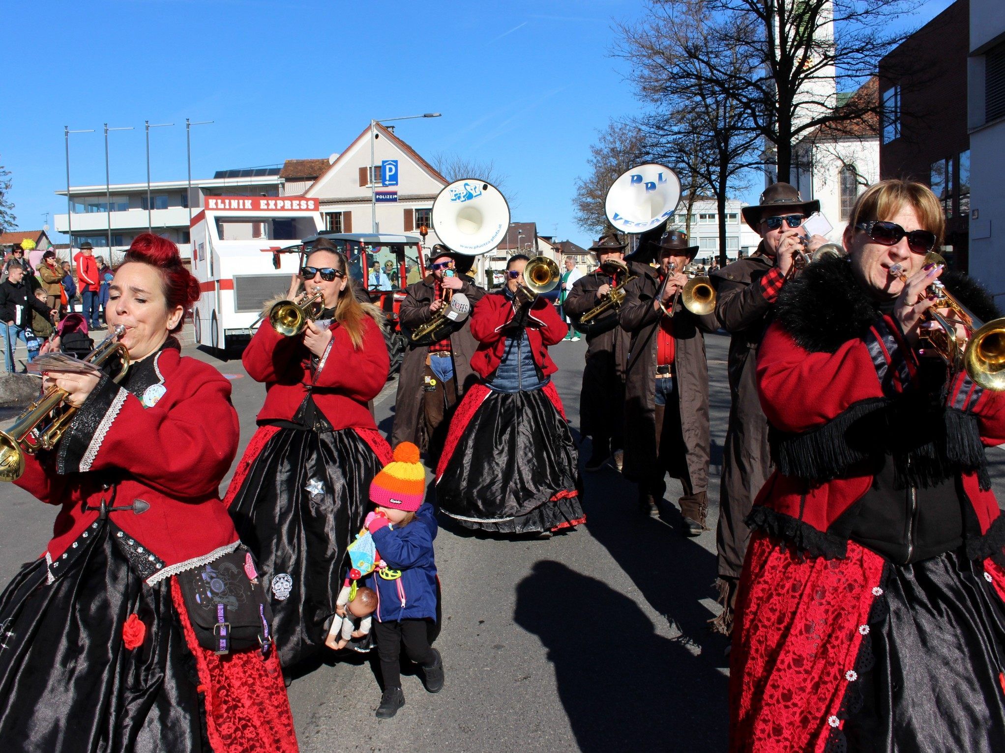 Traditionell eröffnet die „Pfütza-Pfiefa Guggenmusik Lochau“ beim Gemeindehaus am 11.11. pünktlich um 11 Uhr 11 eine höchst abwechslungsreiche Faschingszeit in Lochau. Traditionell eröffnet die „Pfütza-Pfiefa Guggenmusik Lochau“ beim Gemeindehaus am 11.11. pünktlich um 11 Uhr 11 eine höchst abwechslungsreiche Faschingszeit in Lochau.