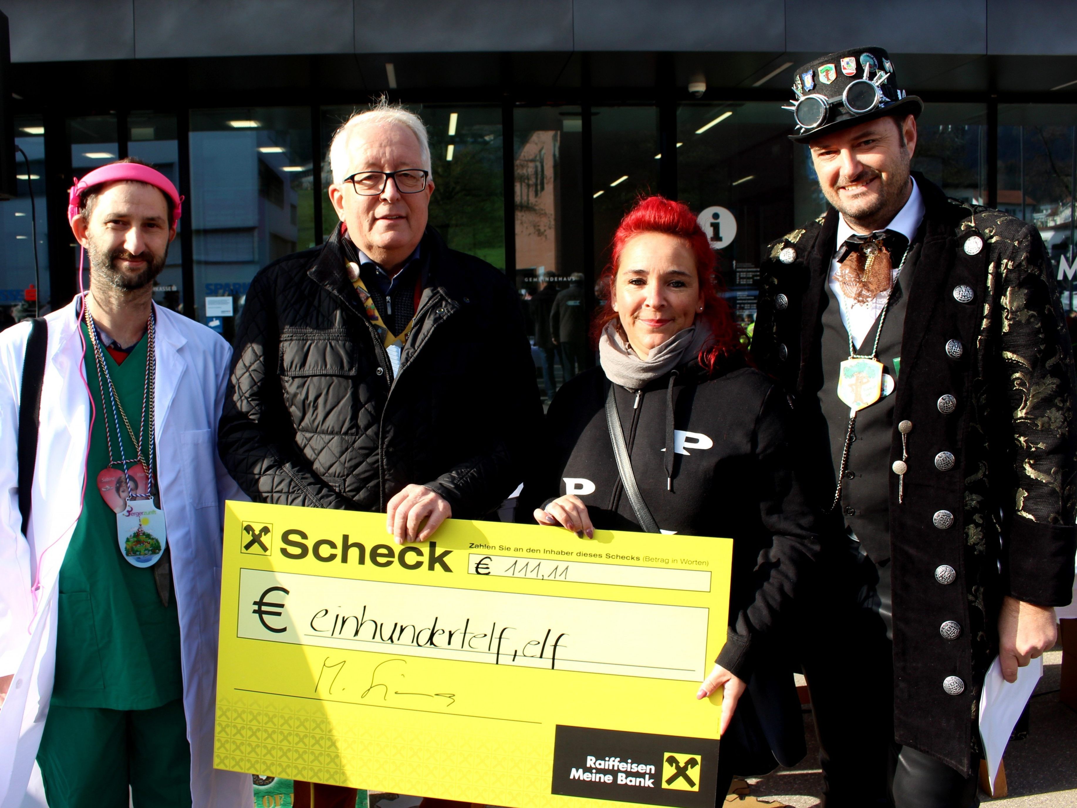 Traditionell überreichte Bürgermeister Michael Simma den symbolischen „111,11 Euro“-Scheck“: Martin Lukanz (Berg), Bgm. Michael Simma, Daniela Mennel (Pfütza-Pfiefa) und Stefan Pienz (Bäumle). Traditionell überreichte Bürgermeister Michael Simma den symbolischen „111,11 Euro“-Scheck“: Martin Lukanz (Berg), Bgm. Michael Simma, Daniela Mennel (Pfütza-Pfiefa) und Stefan Pienz (Bäumle).