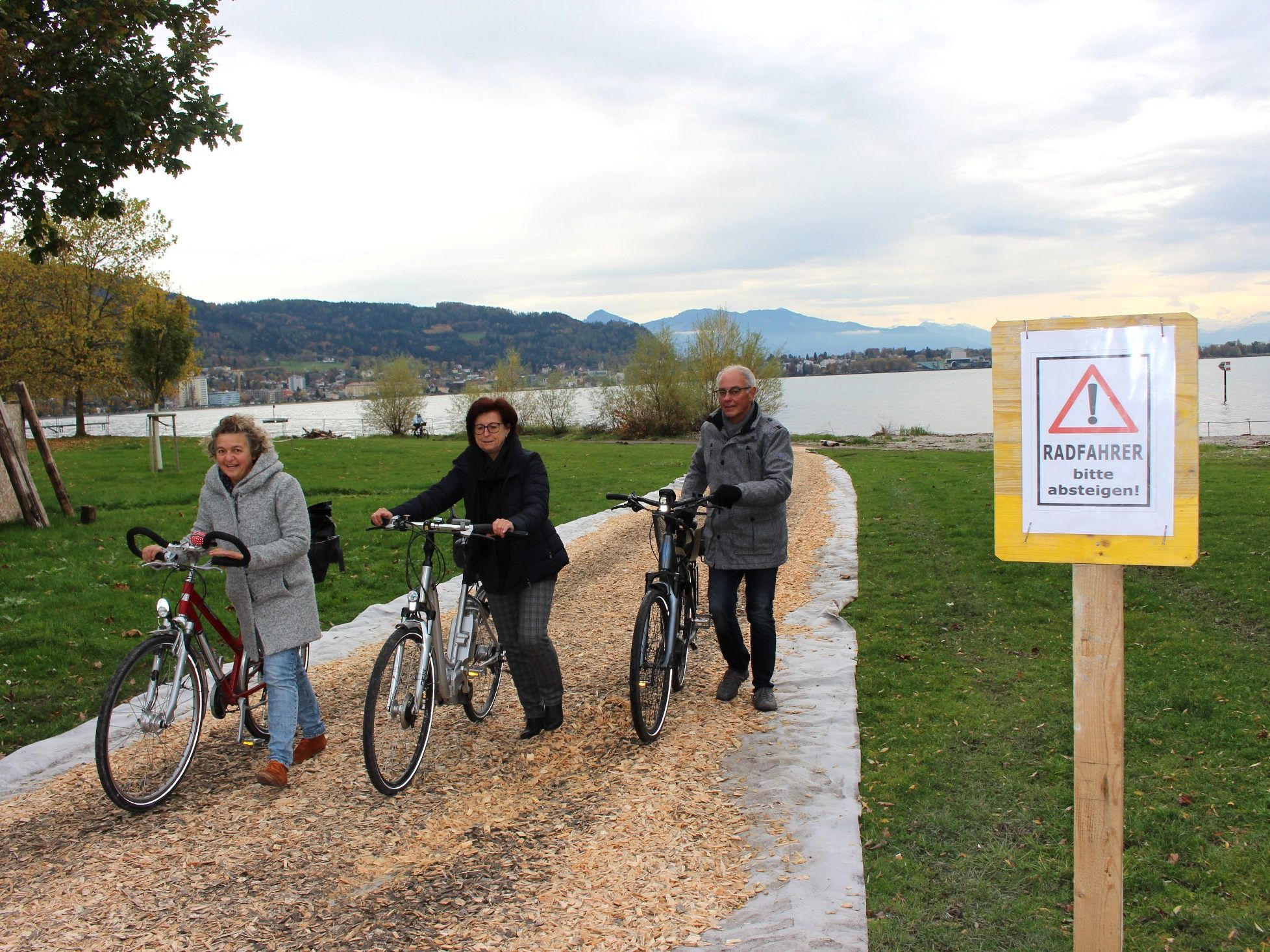 Sperre und Umleitung „Fuß- und Radweg“ im Bereich Strandbad Lochau: Aufgrund der äußeren Gegebenheiten sollten auf der provisorisch eingerichteten „Umleitungstrecke“ die Räder geschoben werden.
