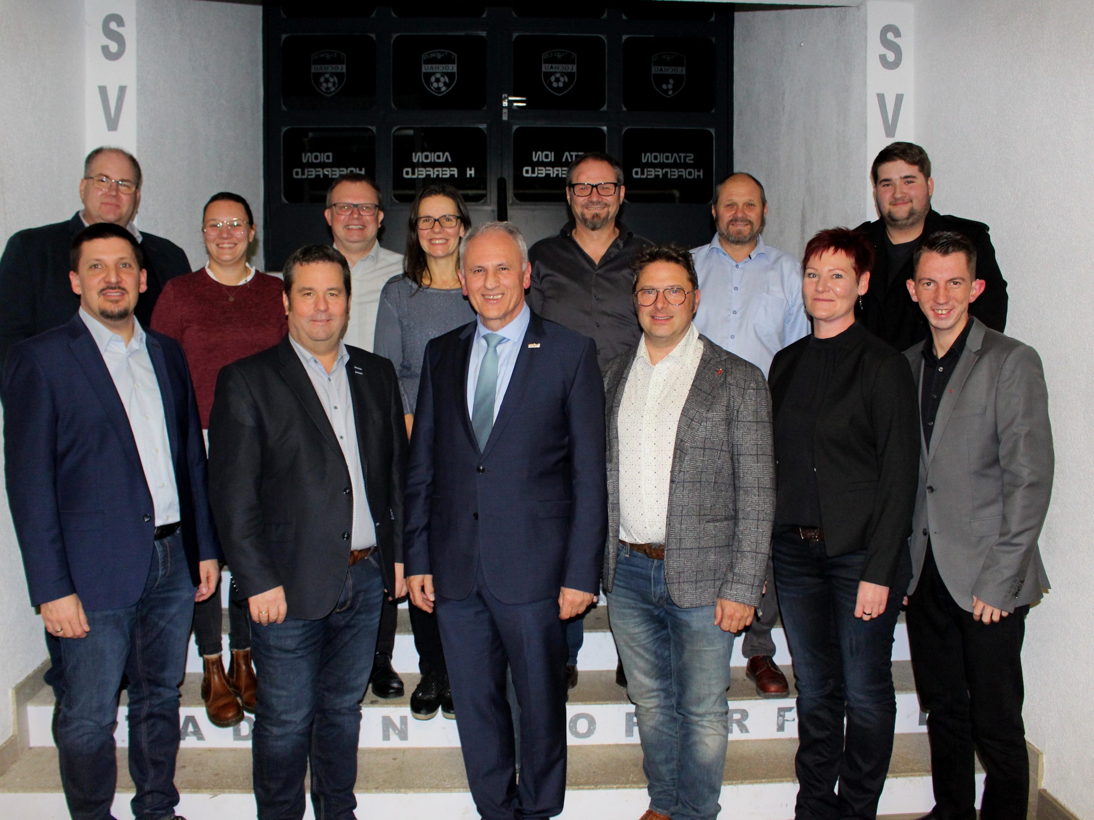 Der neu gewählte Ausschuss des MV Lochau: Volker Stefani, Achim Langegg, Ehrenvorstand Wolfram Baldauf, Kapellmeister Harald Schele, Caroline Stefani und Lucas Rührnschopf (1. Reihe, von links); Martin Mark, Selina Immler, Michael und Michaela Schmid, Helmut Immler, Roland Immler und David Sprenger (2. Reihe, von links). Der neu gewählte Ausschuss des MV Lochau: Volker Stefani, Achim Langegg, Ehrenvorstand Wolfram Baldauf, Kapellmeister Harald Schele, Caroline Stefani und Lucas Rührnschopf (1. Reihe, von links); Martin Mark, Selina Immler, Michael und Michaela Schmid, Helmut Immler, Roland Immler und David Sprenger (2. Reihe, von links).