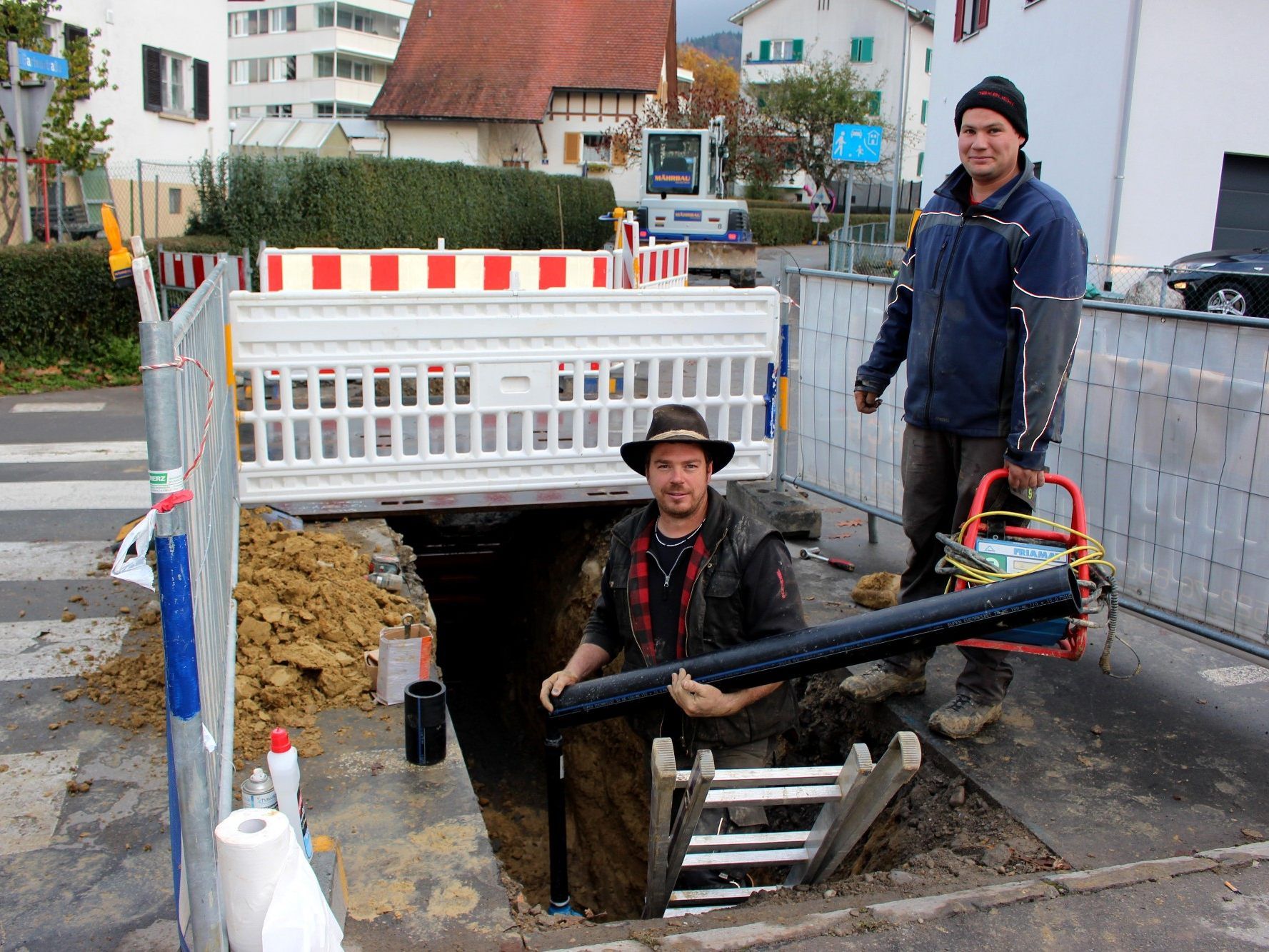 Wassermeister Andreas Fessler und sein Helfer Bernhard Oberhauser vom Lochauer Wirtschaftshof beim Wasserleitungsknotenpunkt Alberlochstraße an der Arbeit. Wassermeister Andreas Fessler und sein Helfer Bernhard Oberhauser vom Lochauer Wirtschaftshof beim Wasserleitungsknotenpunkt Alberlochstraße an der Arbeit.