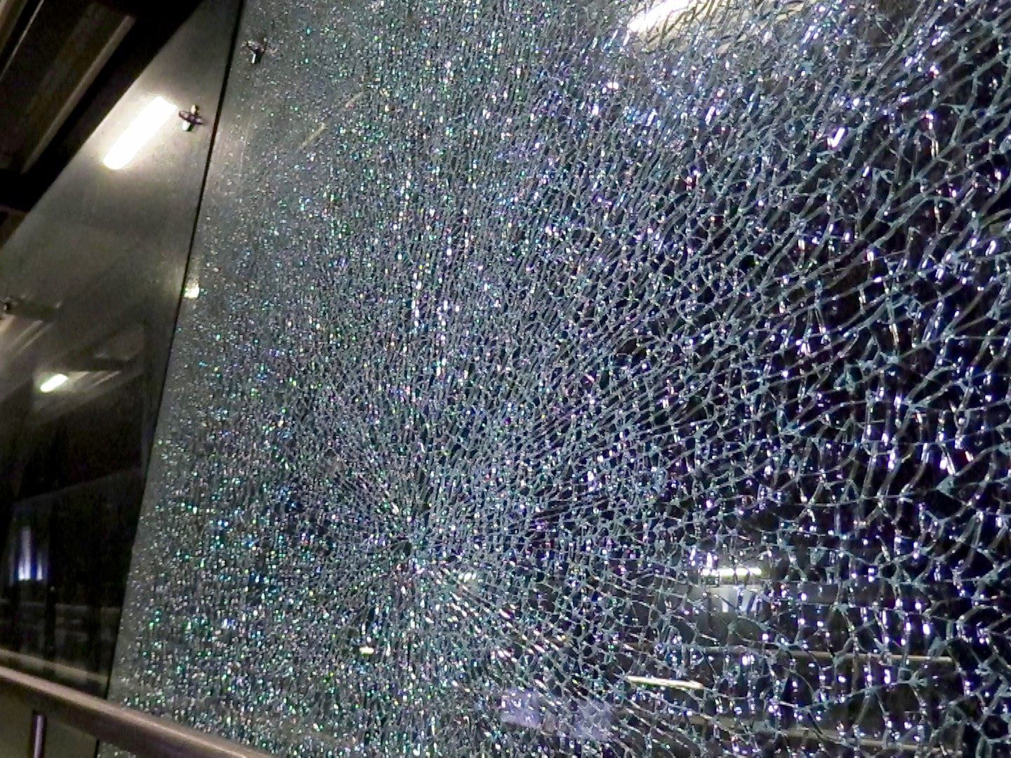 1 von 12 zerstörten Glasscheiben 1 von 12 zerstörten Glasscheiben