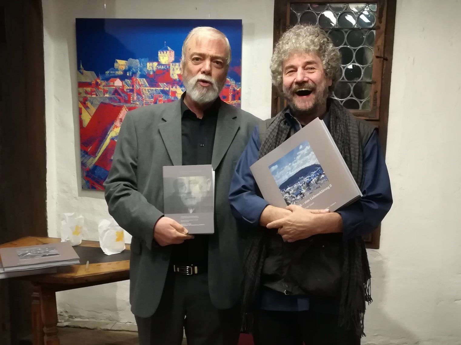 Lachende Gesichter bei der Buchpräsentation in der gut besuchten Schatzkammer der Schattenburg. Lachende Gesichter bei der Buchpräsentation in der gut besuchten Schatzkammer der Schattenburg.