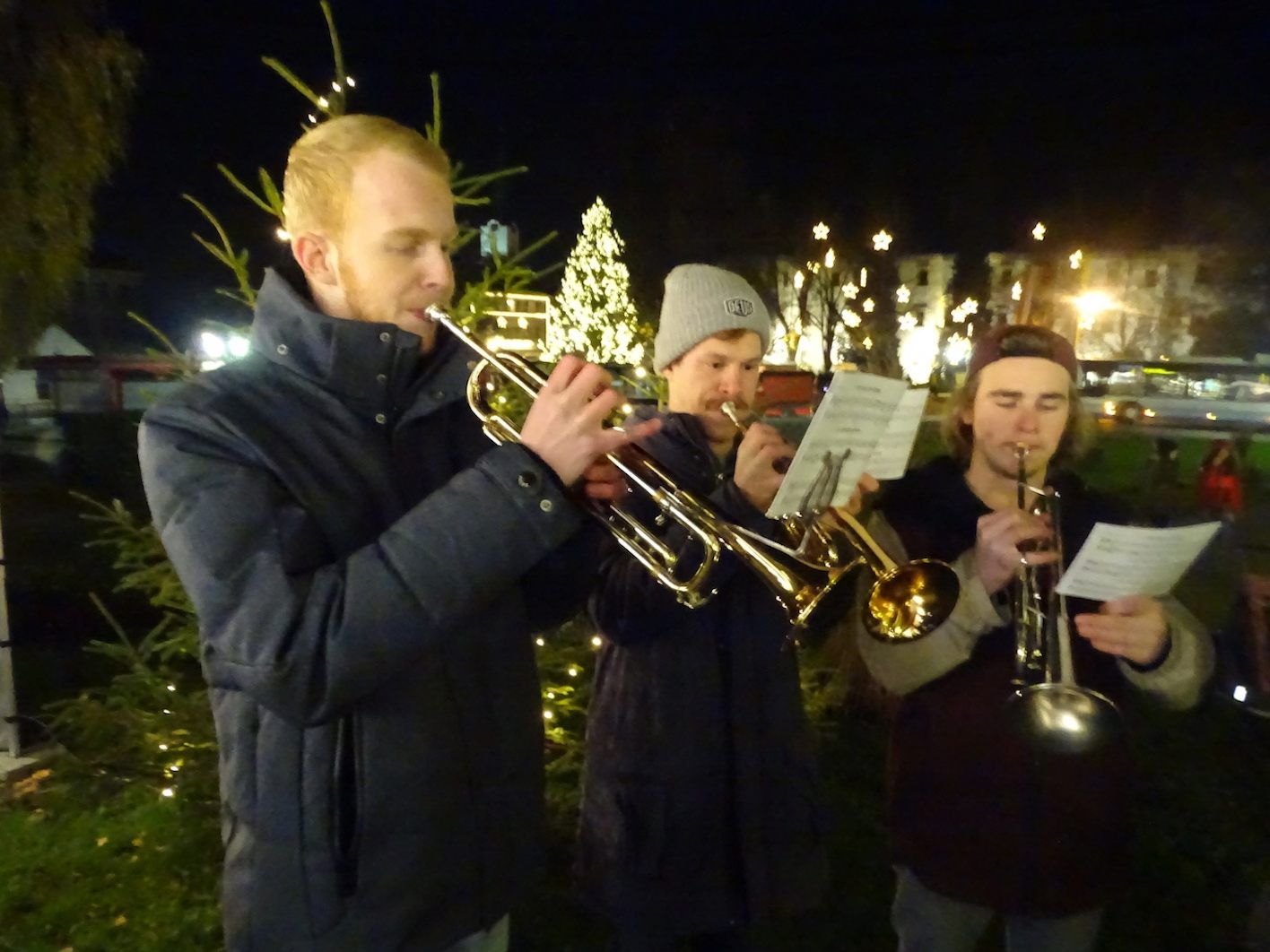 Eine Bläsergruppe der Musikschule tonart spielte beim Einschaltmärktle weihnachtliche Weisen.