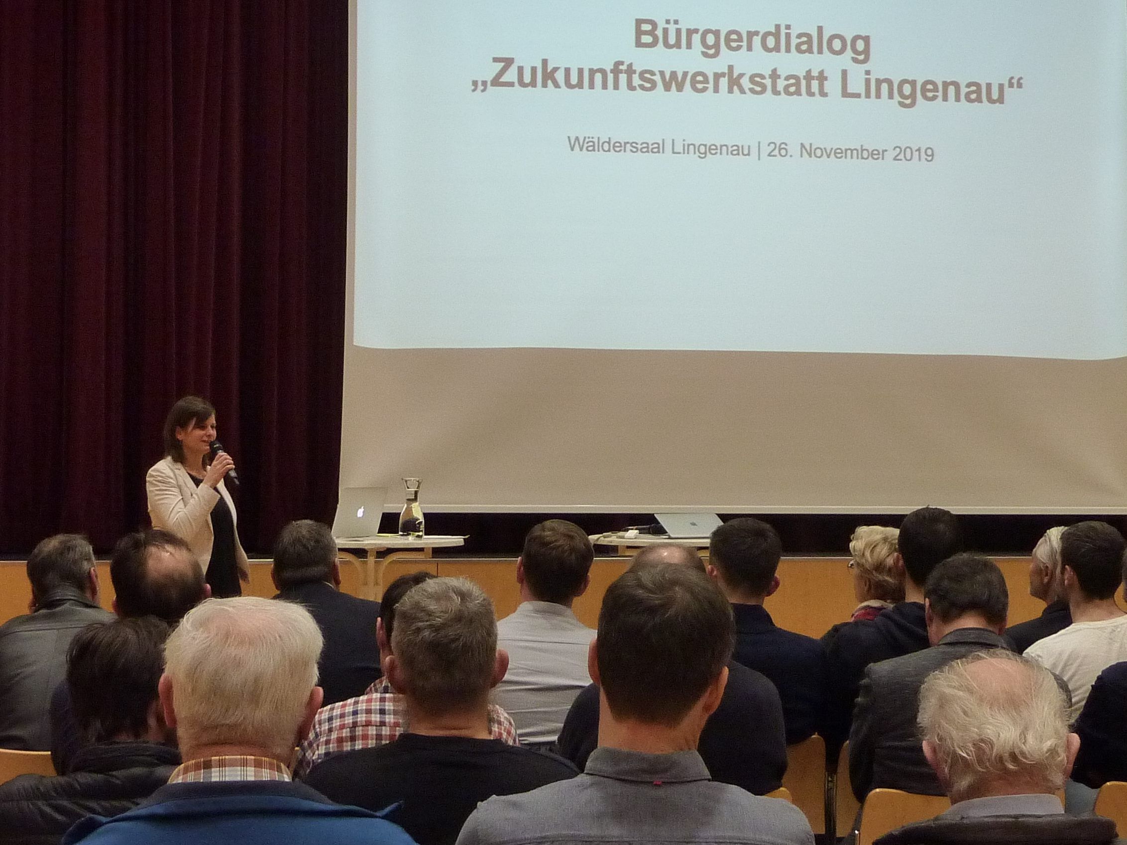Bürgermeisterin Annette Sohler begrüßte die interessierten Besucherinnen und Besucher. Bürgermeisterin Annette Sohler begrüßte die interessierten Besucherinnen und Besucher.