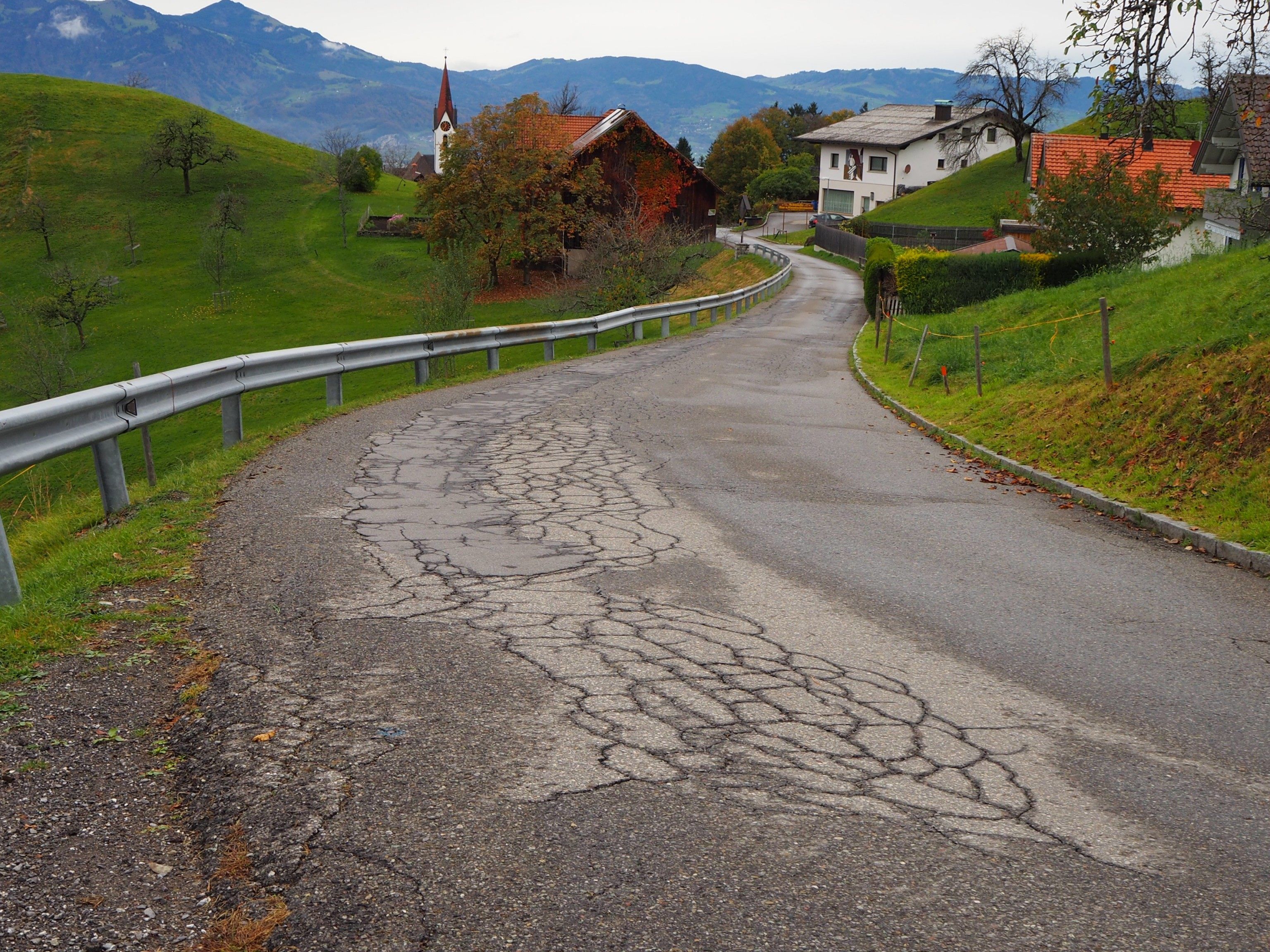 Die Straße Oberberg in Dafins ist in eime schlechten Zustand Die Straße Oberberg in Dafins ist in eime schlechten Zustand