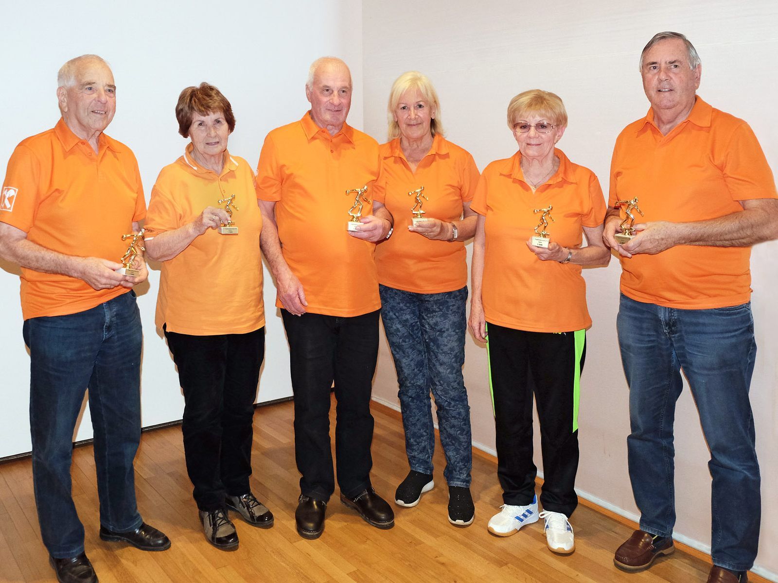 Die Erstplatzierten der Kegelmeisterschaft erhielten ausgewählte Trophäen Die Erstplatzierten der Kegelmeisterschaft erhielten ausgewählte Trophäen