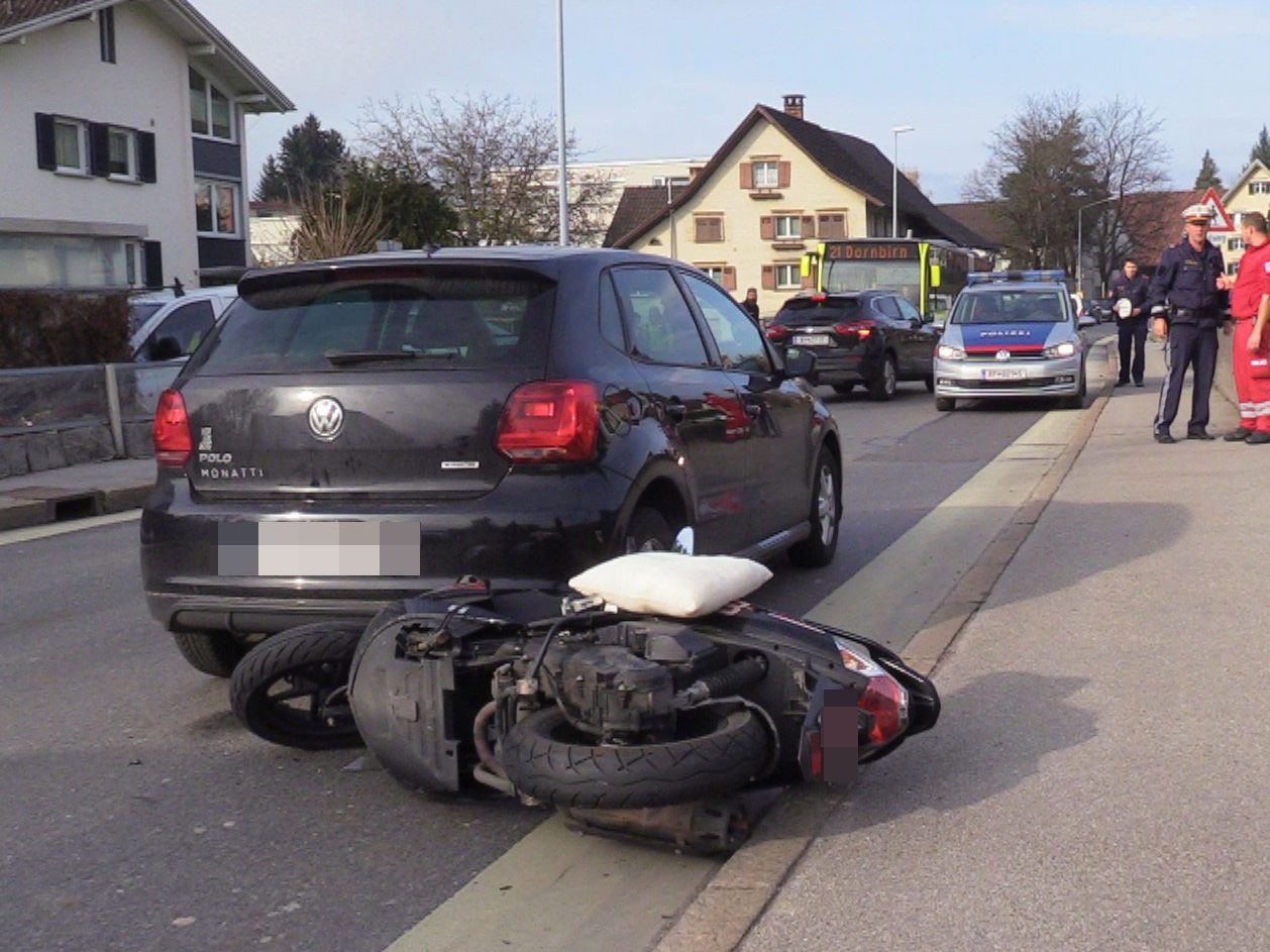 Polizei und Rettung waren schnell vor Ort, um zu helfen Polizei und Rettung waren schnell vor Ort, um zu helfen
