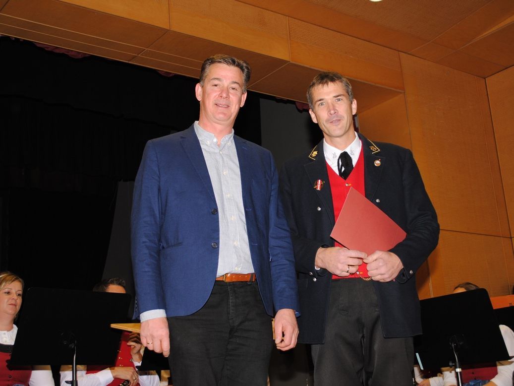Kapellmeister Gerhard Weinold wurde mit dem Stabführerabzeichen in Gold ausgezeichnet.