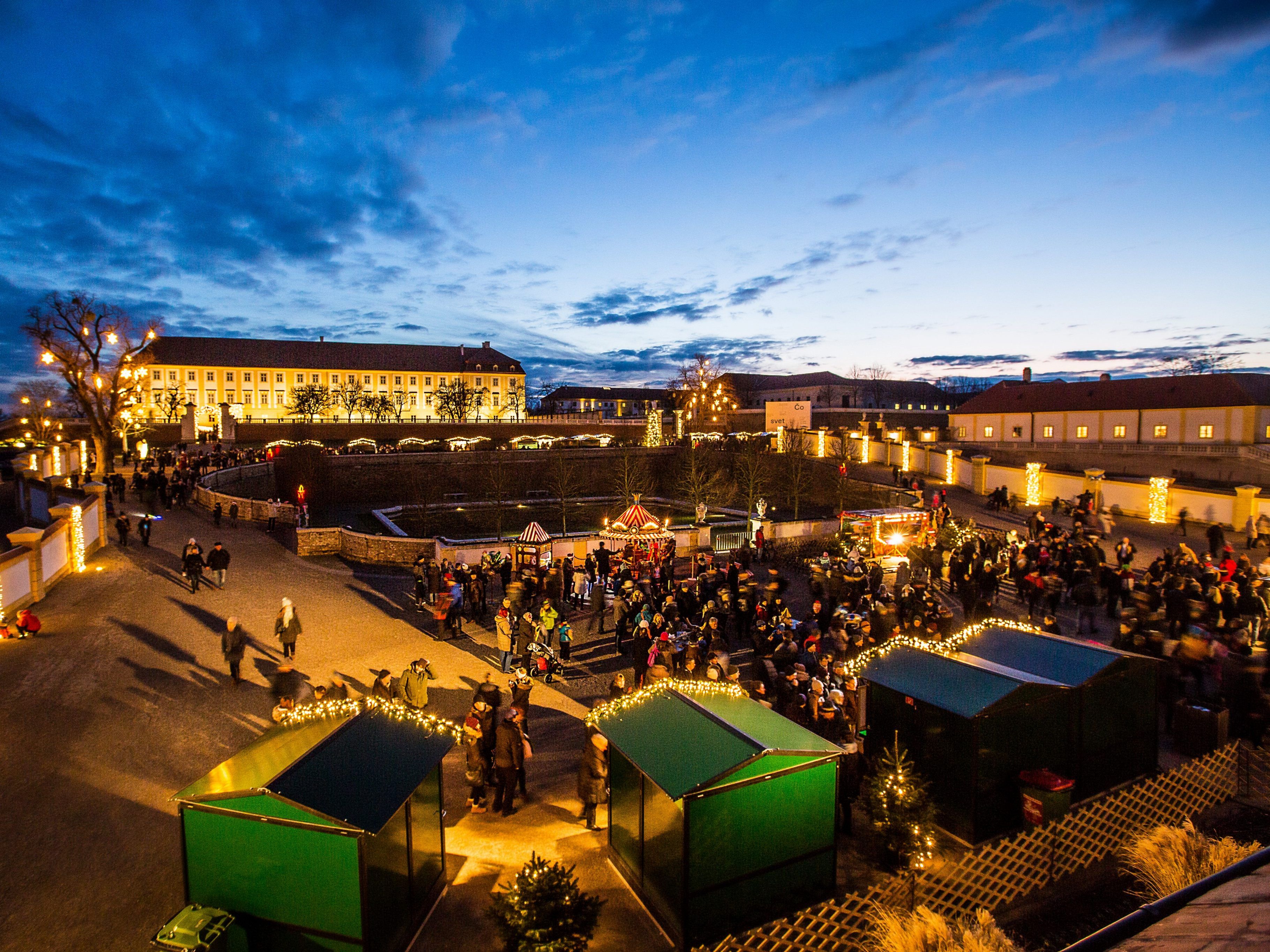 Vor der barocken Kulisse lockt der Weihnachtsmarkt auf Schloss Hof mit vielen Highlights.