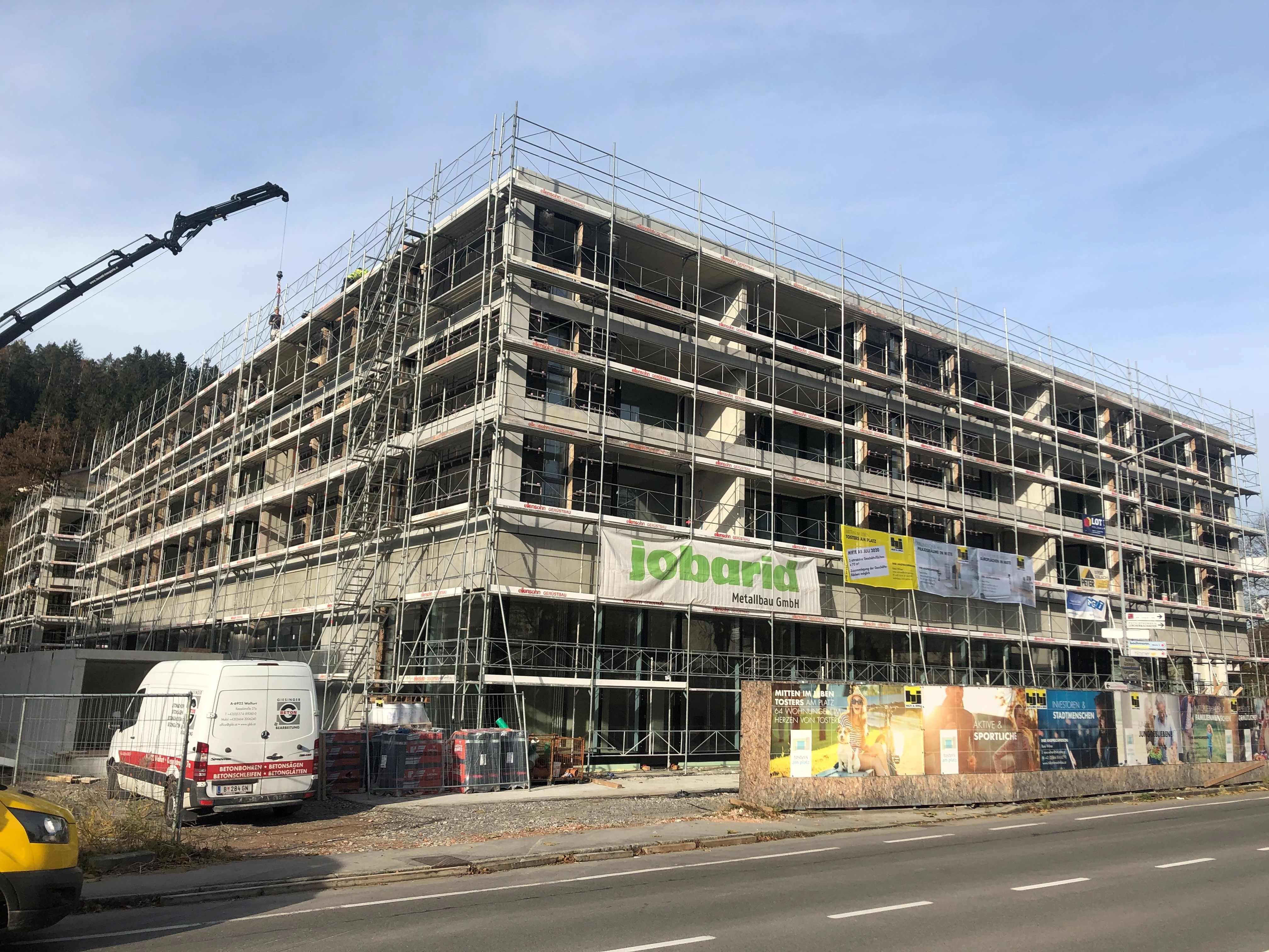 Die Bauarbeiten am Tostner Zentrum sind weit fortgeschritten. Der Bauträger hofft auf eine baldige Entscheidung, sonst werden die Räumlichkeiten vermietet. Die Bauarbeiten am Tostner Zentrum sind weit fortgeschritten. Der Bauträger hofft auf eine baldige Entscheidung, sonst werden die Räumlichkeiten vermietet.