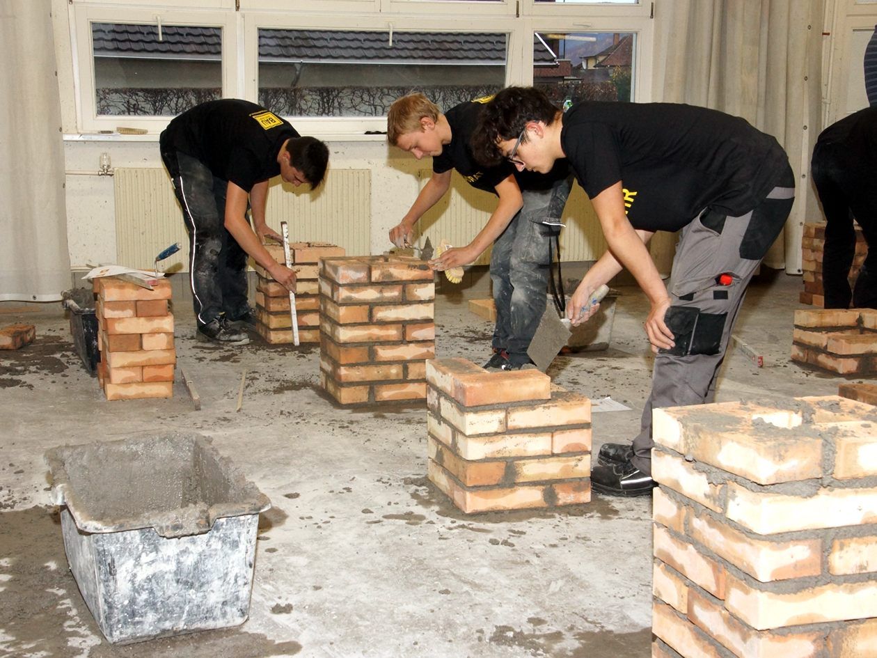In der Bauhalle bei der Praxisarbeit: Insgesamt 60 Schülerinnen und Schüler aus Vorarlberger Polytechnischen- und Mittelschulen lernten die Vielfalt der Bauberufe kennen. In der Bauhalle bei der Praxisarbeit: Insgesamt 60 Schülerinnen und Schüler aus Vorarlberger Polytechnischen- und Mittelschulen lernten die Vielfalt der Bauberufe kennen.