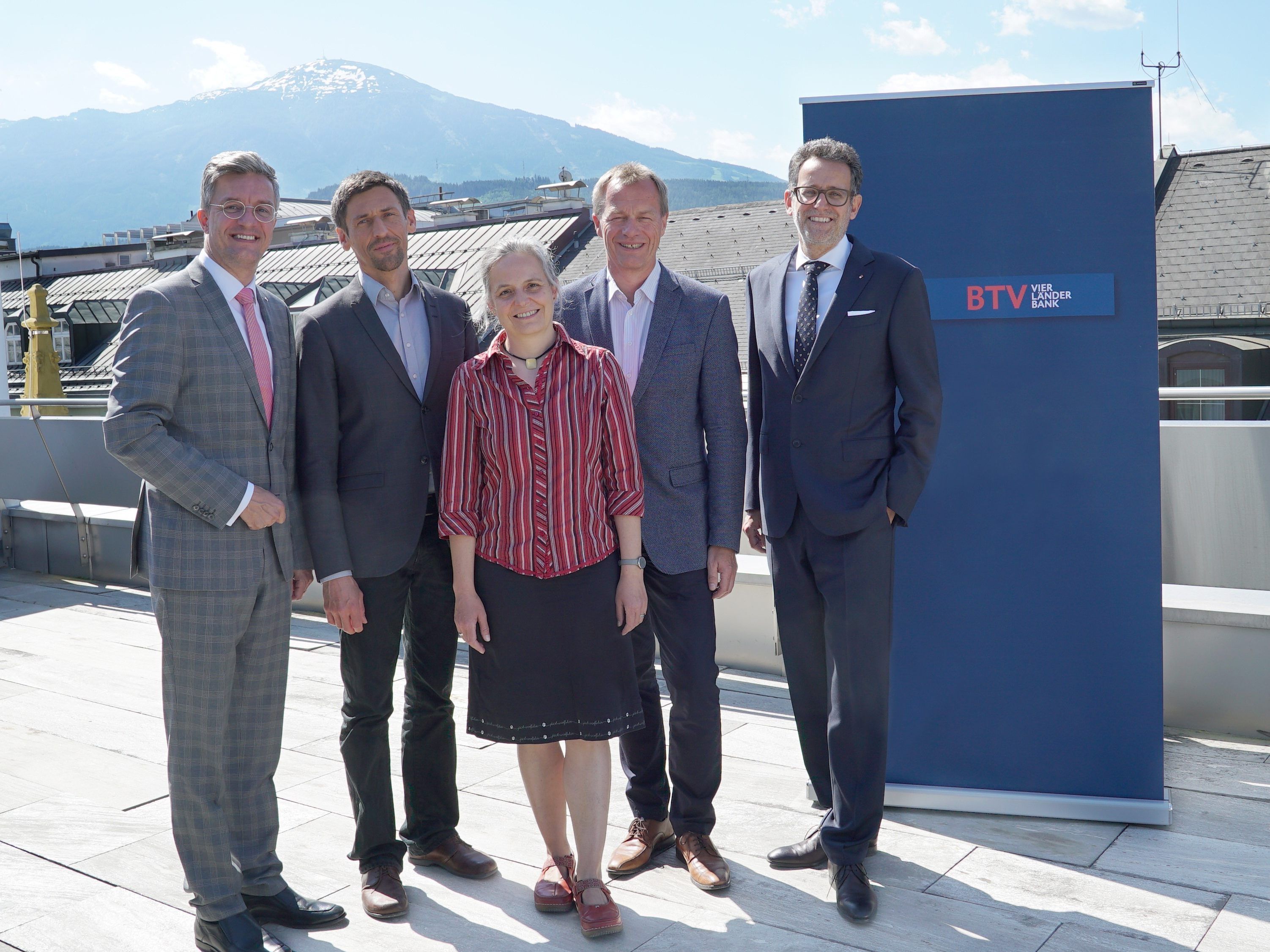 Mitglied des BTV Vorstandes Michael Perger, Univ.-Prof. Dr. Jochen Lawrenz, Vizerektorin Univ.-Prof. Dr.-Ing. Anke Bockreis, Univ.-Prof. Dr. Matthias Bank, BTV Vorstandsvorsitzender Gerhard Burtscher.