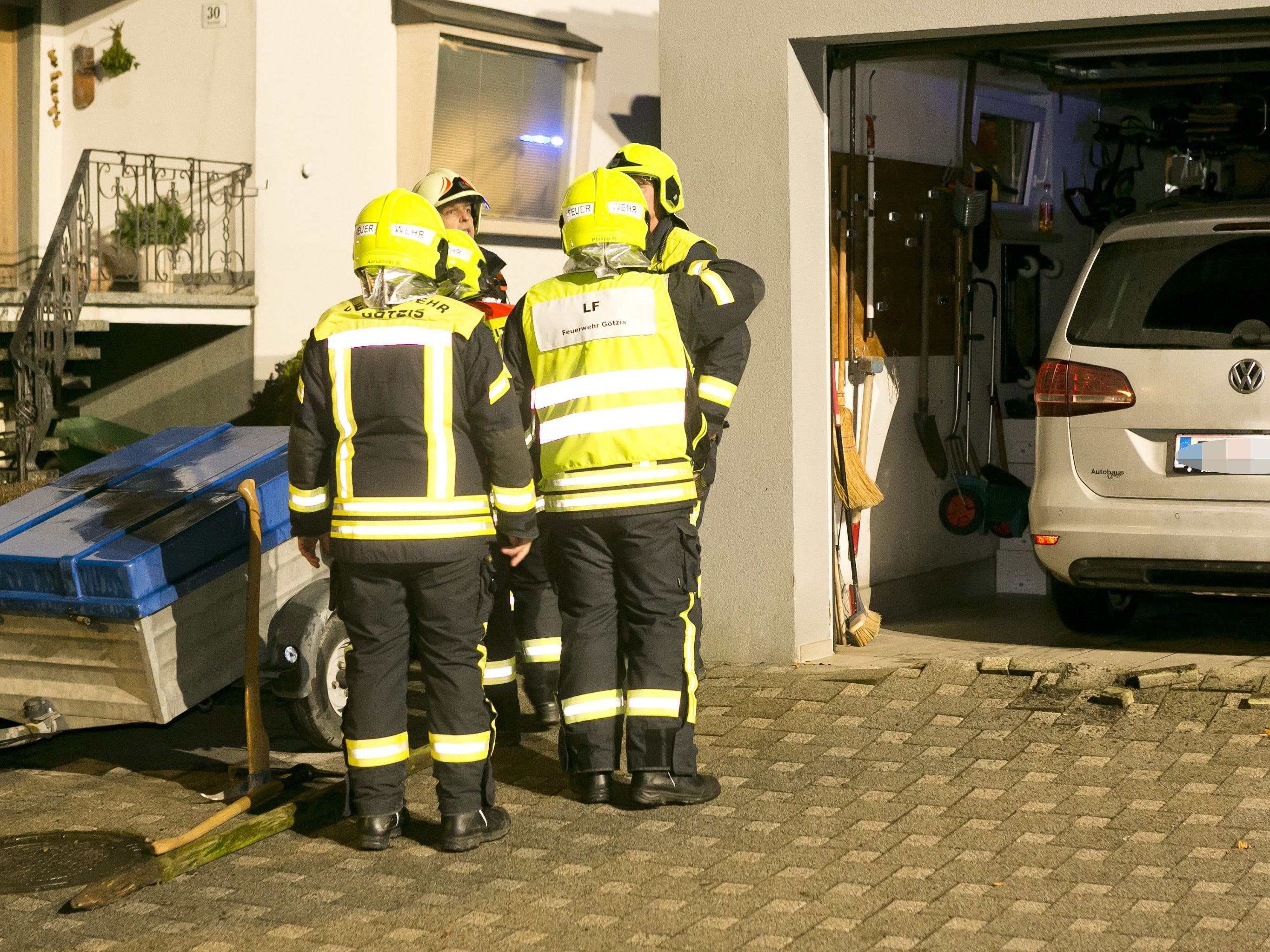 Die Explosion war so stark, dass sich die Pflastersteine auf dem Vorplatz hoben.