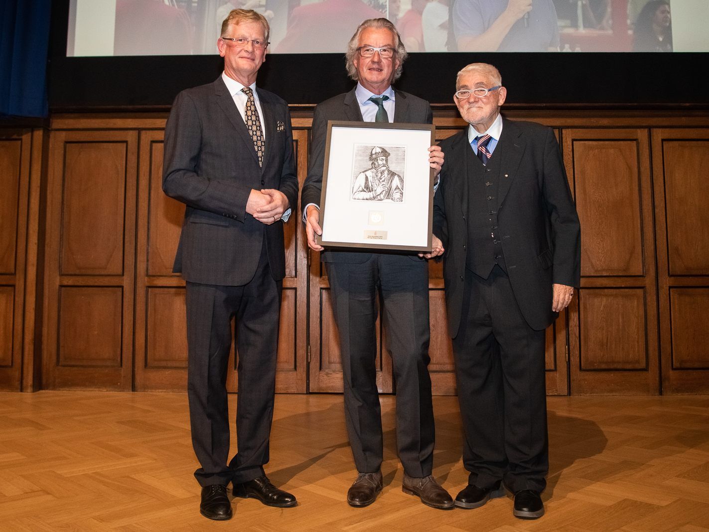 Geschäftsführer Eduard Fischer (Mitte) bei der Überreichung des Gutenberg Awards durch Dr. Werner Sobotka (re.; VFG) und Michael Seidl (li.; EMGroup) . Geschäftsführer Eduard Fischer (Mitte) bei der Überreichung des Gutenberg Awards durch Dr. Werner Sobotka (re.; VFG) und Michael Seidl (li.; EMGroup) .