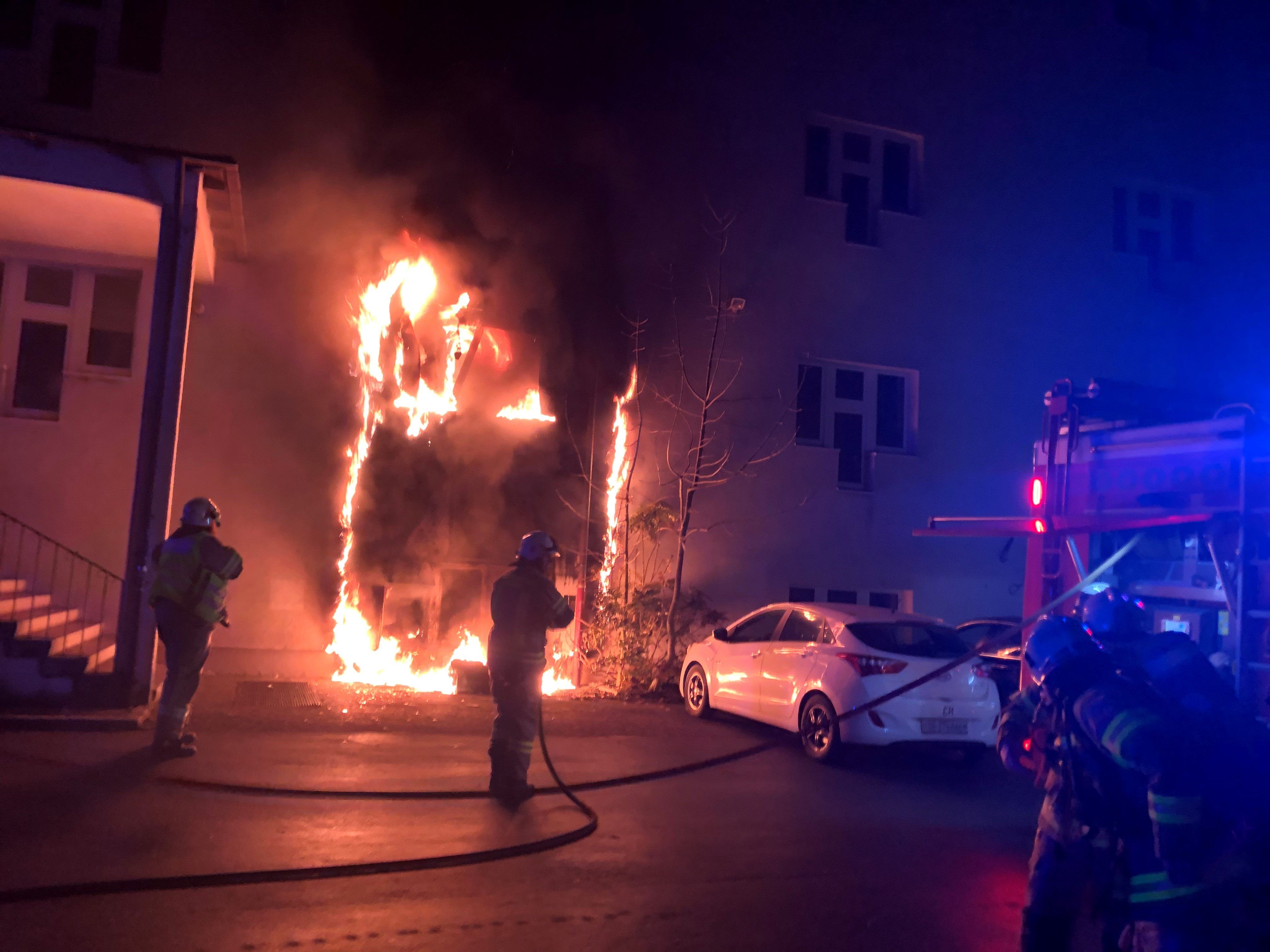 Die Polizei geht von Brandstiftung aus.