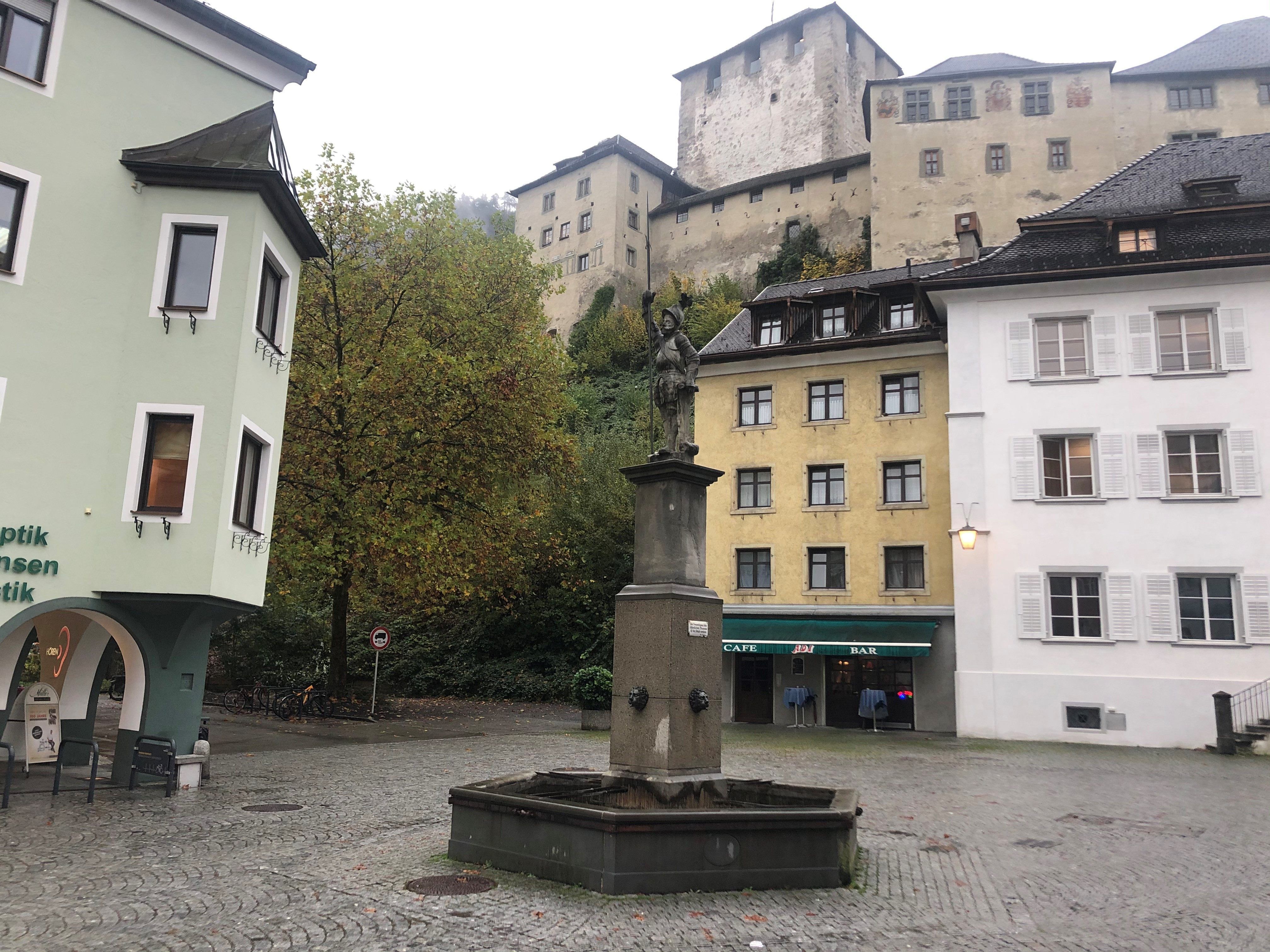 An dieser Stelle, zwischen Müller Optik und Adis Bar, ist eine Überbauung der Marokkanerstraße geplant.