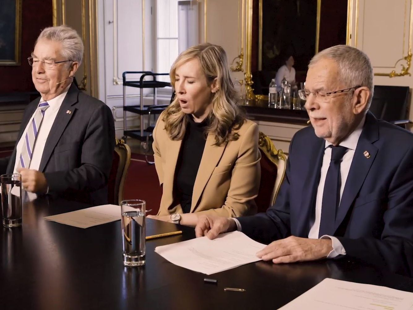 (v.l.n.r.)Heinz Fischer, Nadja Bernhard und Alexander van der Bellen hatten Spaß daran für maschek den Spieß umzudrehen. (v.l.n.r.)Heinz Fischer, Nadja Bernhard und Alexander van der Bellen hatten Spaß daran für maschek den Spieß umzudrehen.