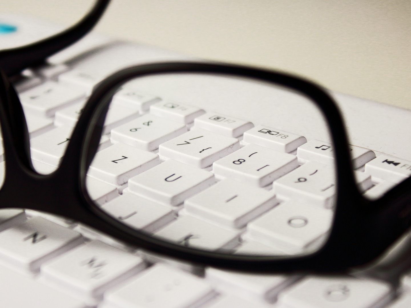 Büroarbeit kann sich negativ auf die Augen auswirken.