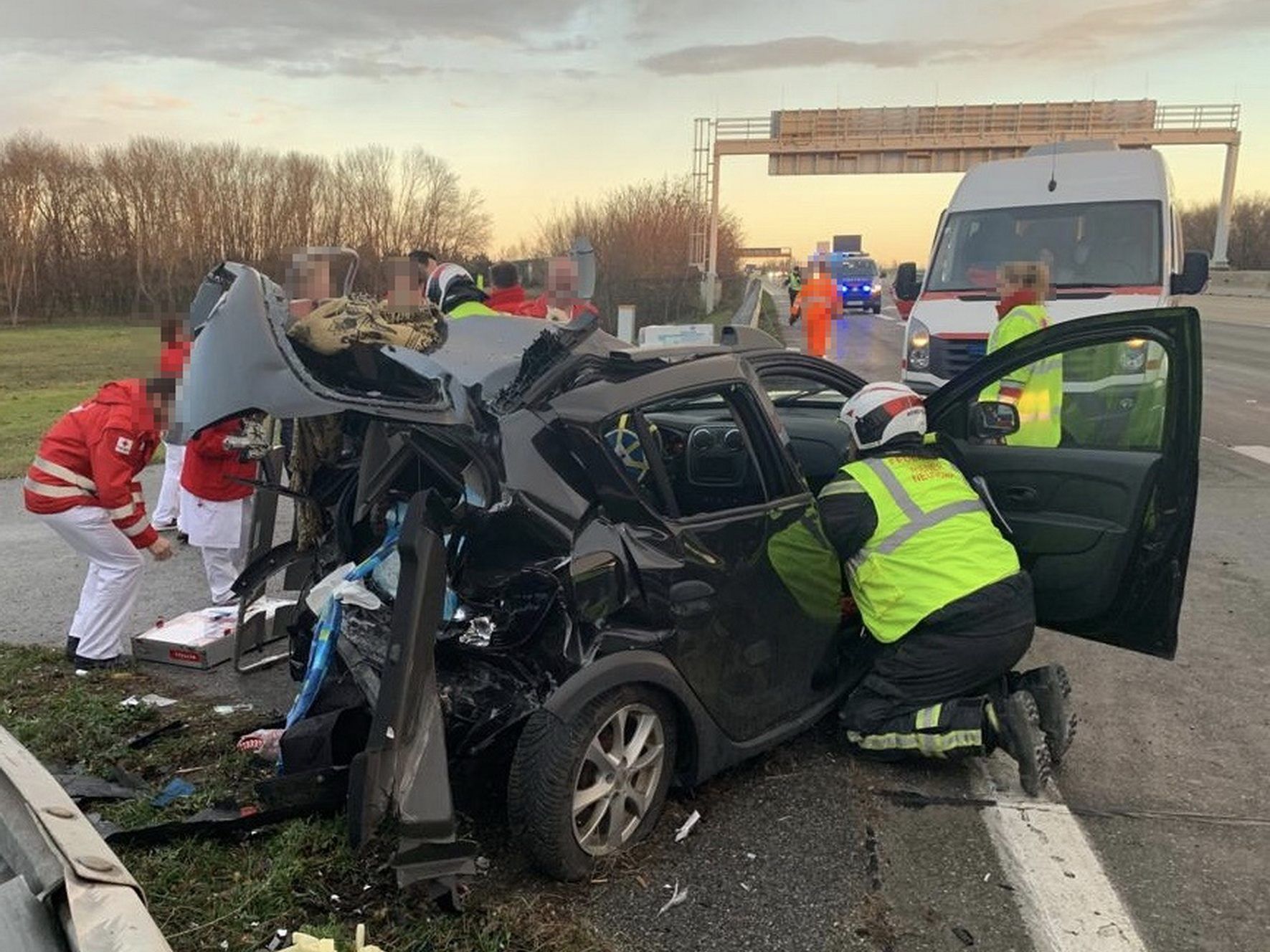 Das Auto der verletzten Frau wurde komplett zerstört.