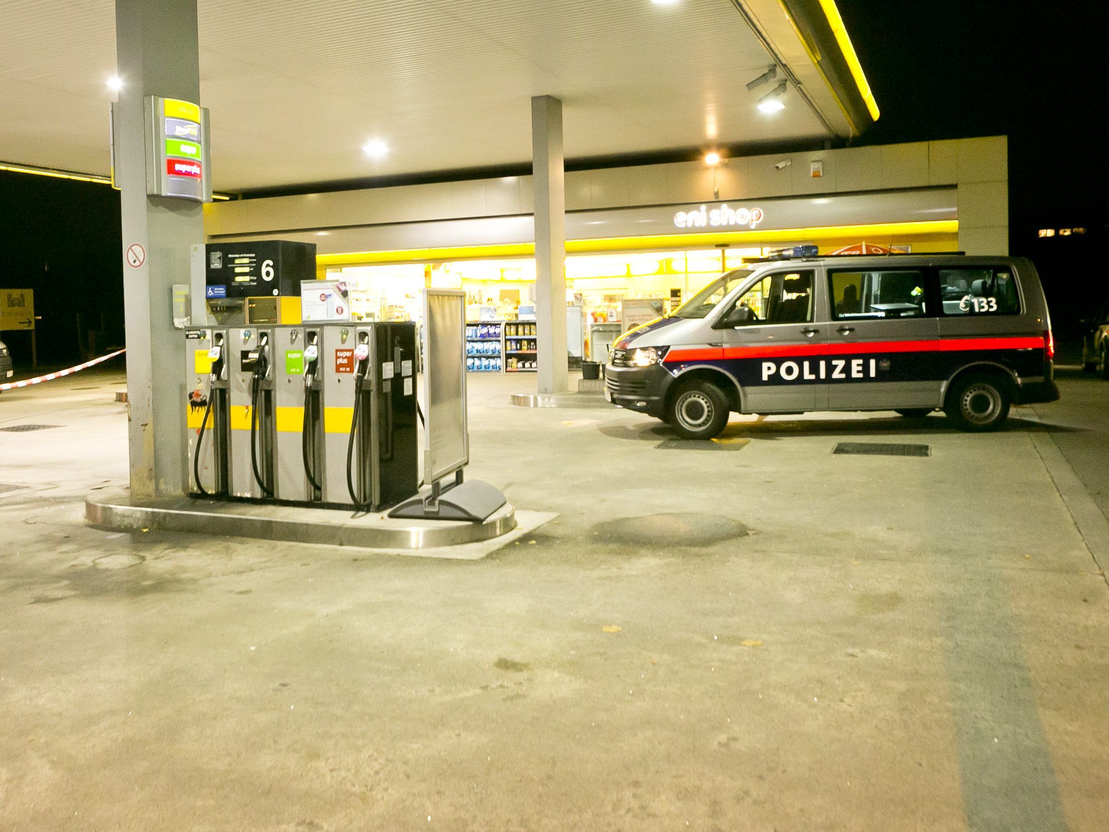 Der Täter ist nach dem Überfall weiter auf der Flucht.