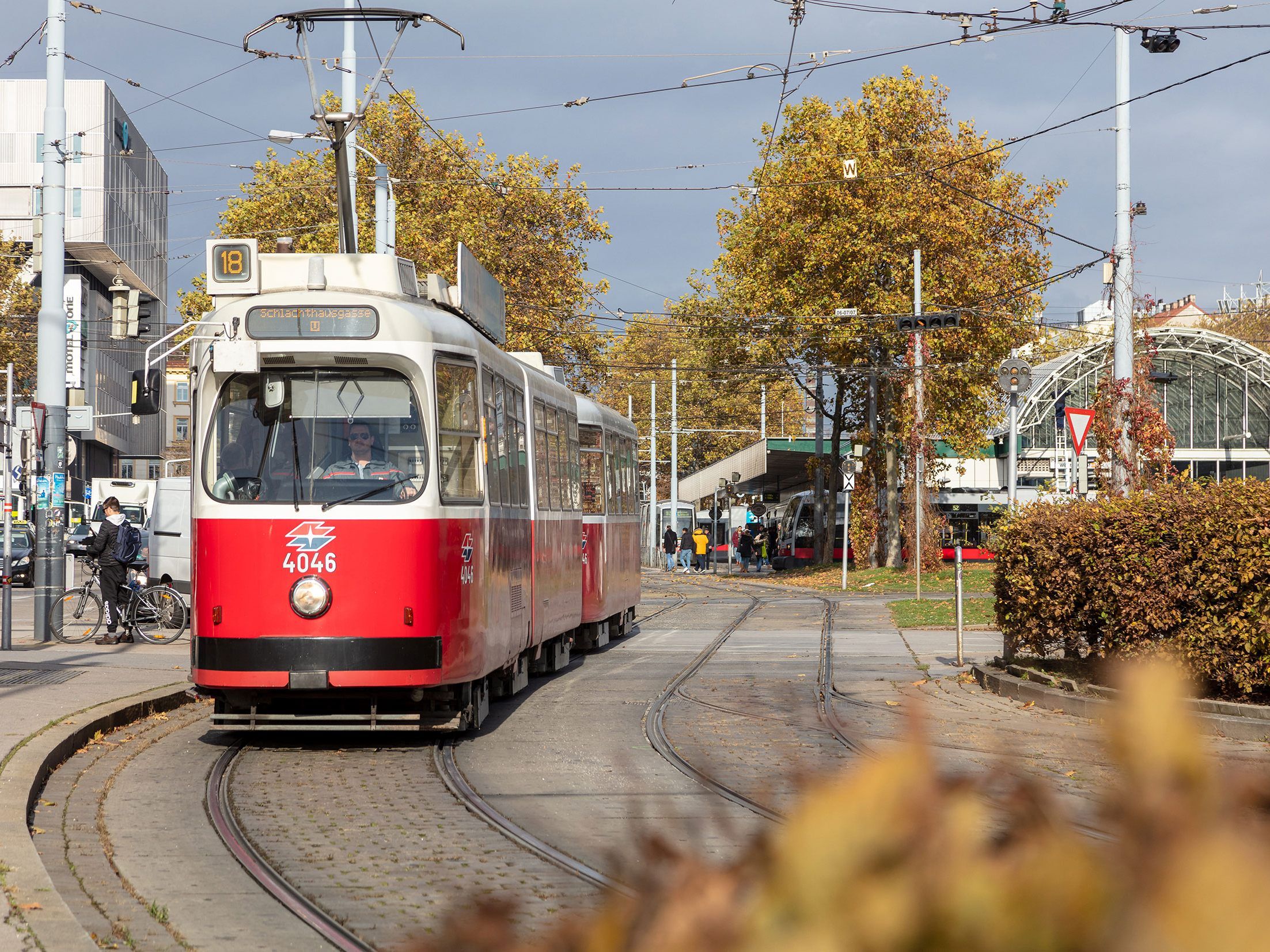 In einer Straßenbahn der Linie 18 führte ein Jugendlicher ein Schwert mit