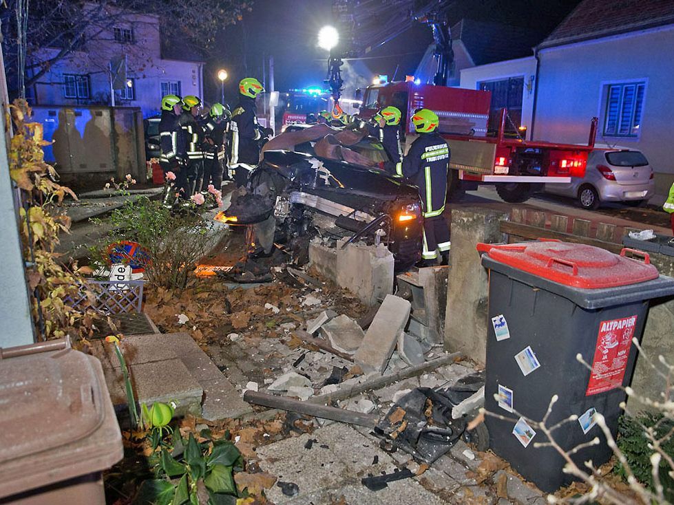 Betonbrocken und Zaunteile flogen gegen das Haus.