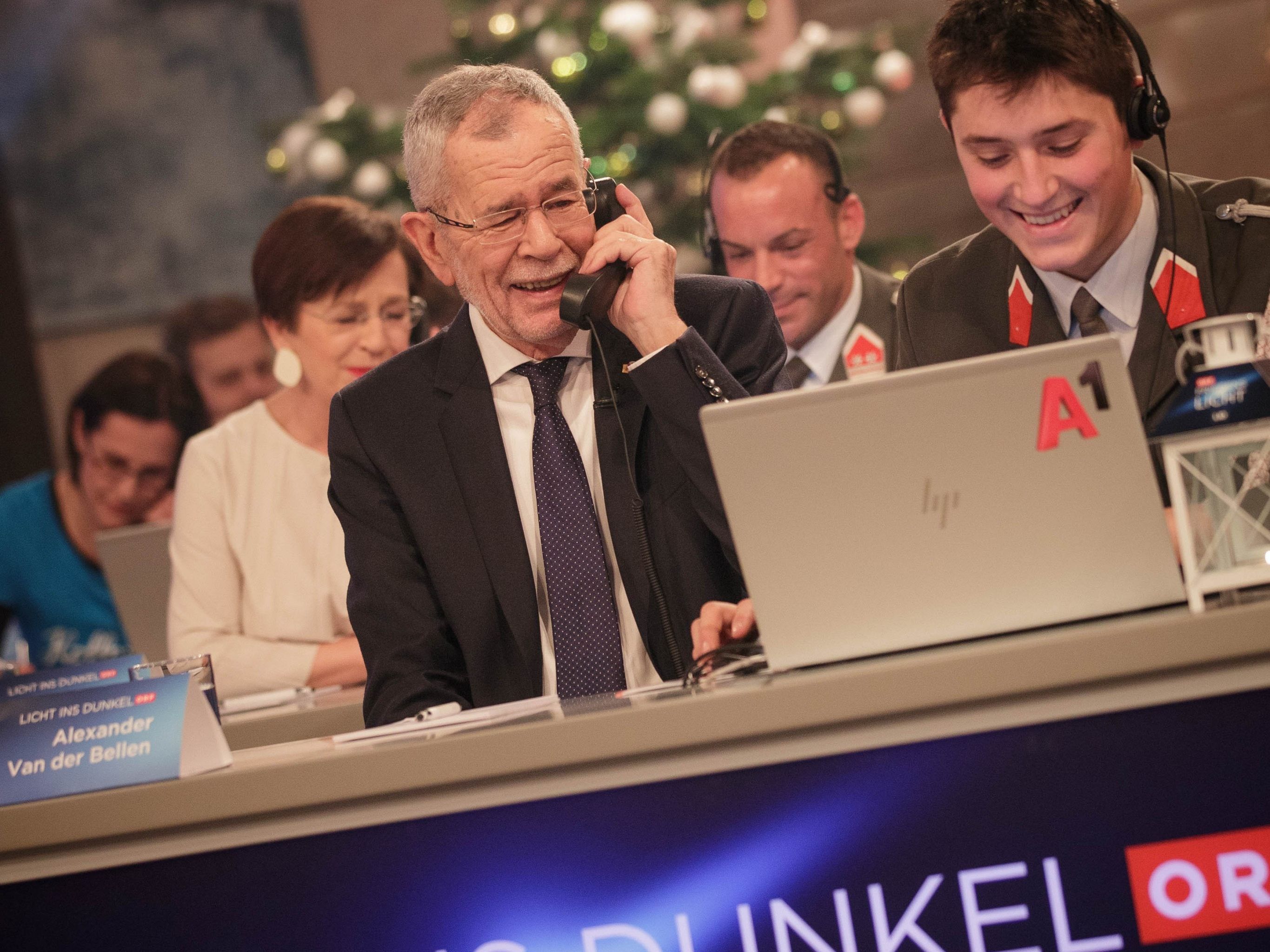 Auch Bundespräsident Van der Bellen half bei der "Licht ins Dunkel"-Spendengala mit.