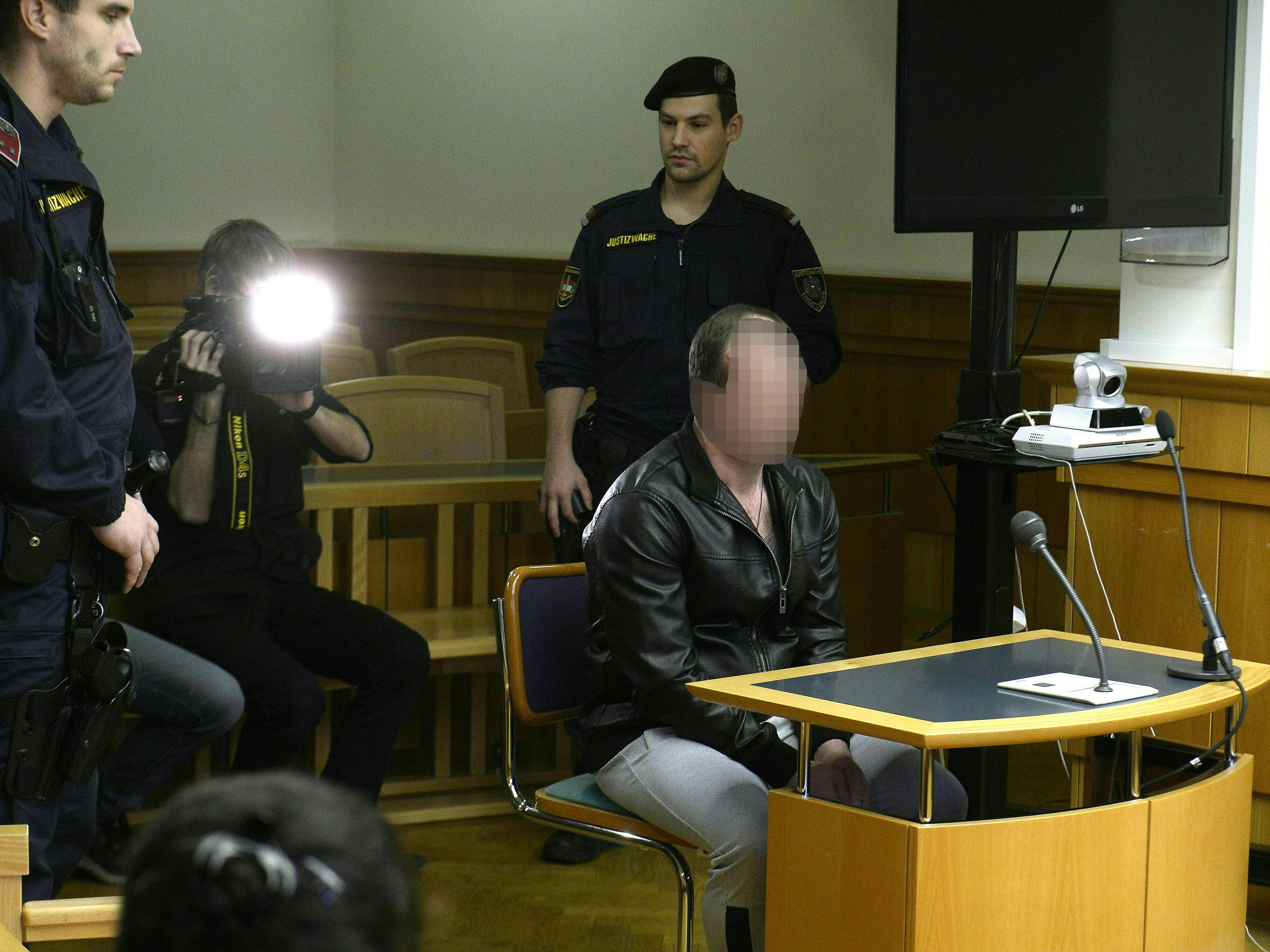 Der 36-Jährige wurde wegen Mordes zu lebenslanger Haft verurteilt. Der 36-Jährige wurde wegen Mordes zu lebenslanger Haft verurteilt.