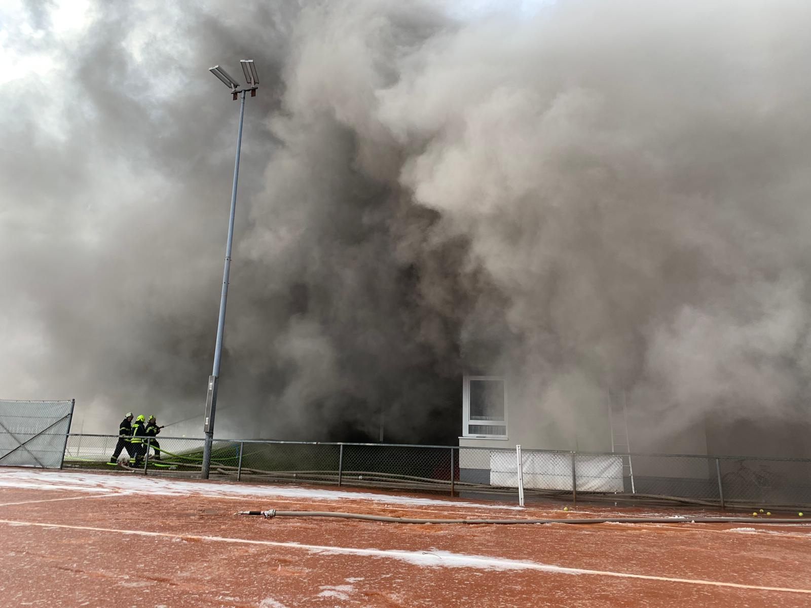 14 Feuerwehren kämpften gegen die Flammen. 14 Feuerwehren kämpften gegen die Flammen.