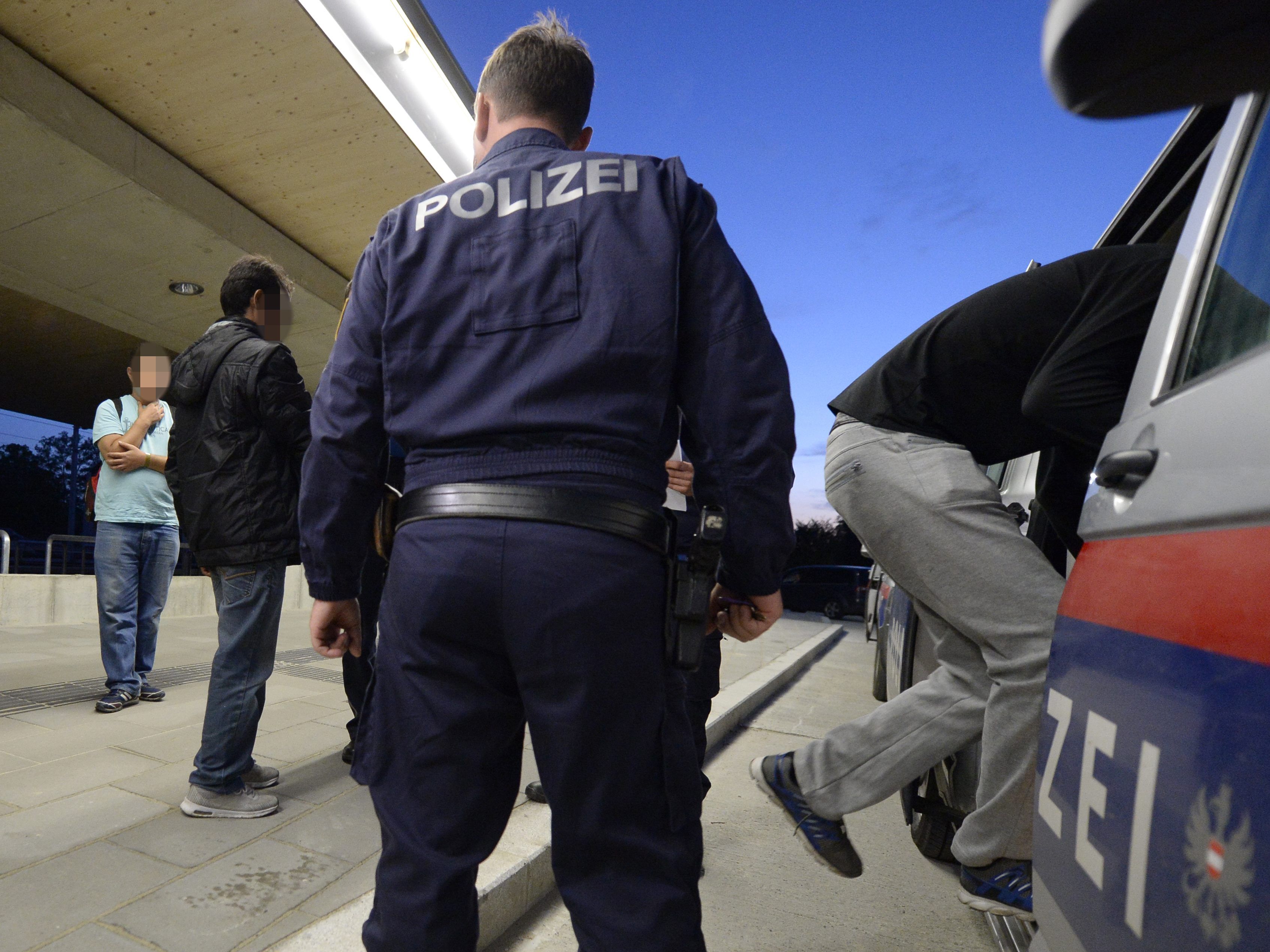 Die Flüchtlinge hatten sich in einem Lkw, der auf dem Weg nach Wien war, versteckt. Die Flüchtlinge hatten sich in einem Lkw, der auf dem Weg nach Wien war, versteckt.