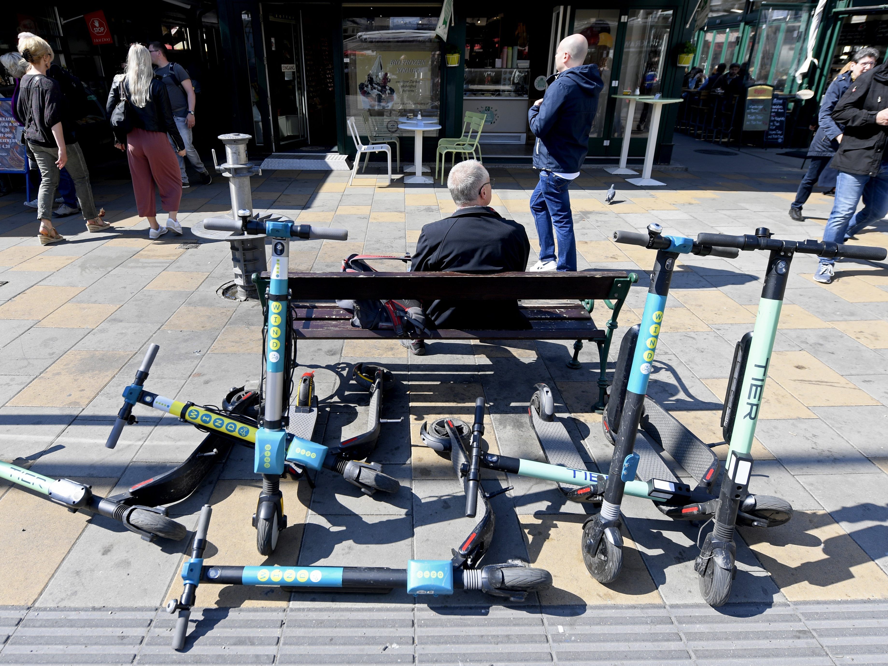 Falsch abgestellte E-Scooter sollen schon bald der Vergangenheit angehören. Falsch abgestellte E-Scooter sollen schon bald der Vergangenheit angehören.