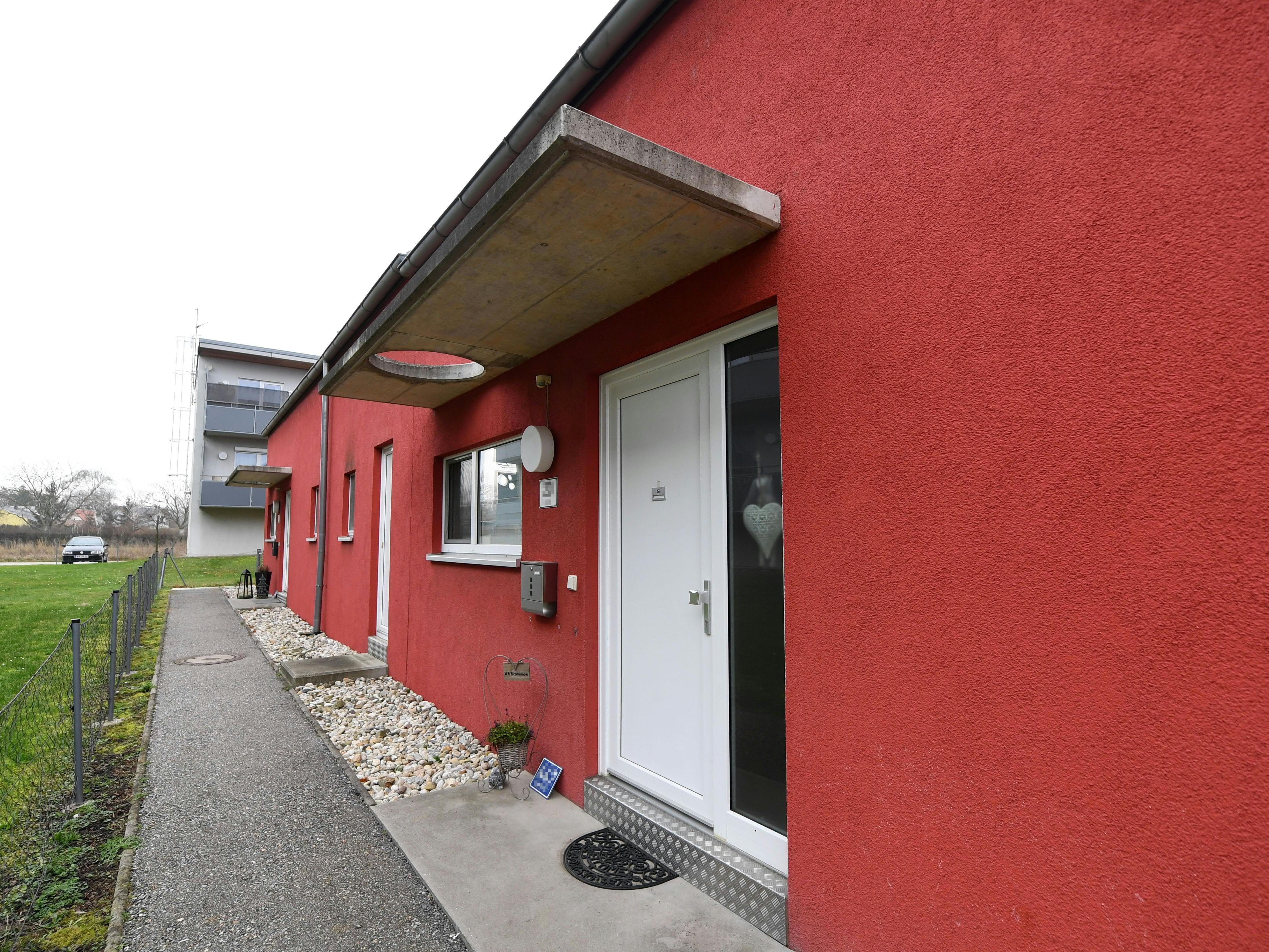 Im Bezirk Mistelbach wurde eine 48-jährige Frau am Sonntag erstochen. Im Bezirk Mistelbach wurde eine 48-jährige Frau am Sonntag erstochen.