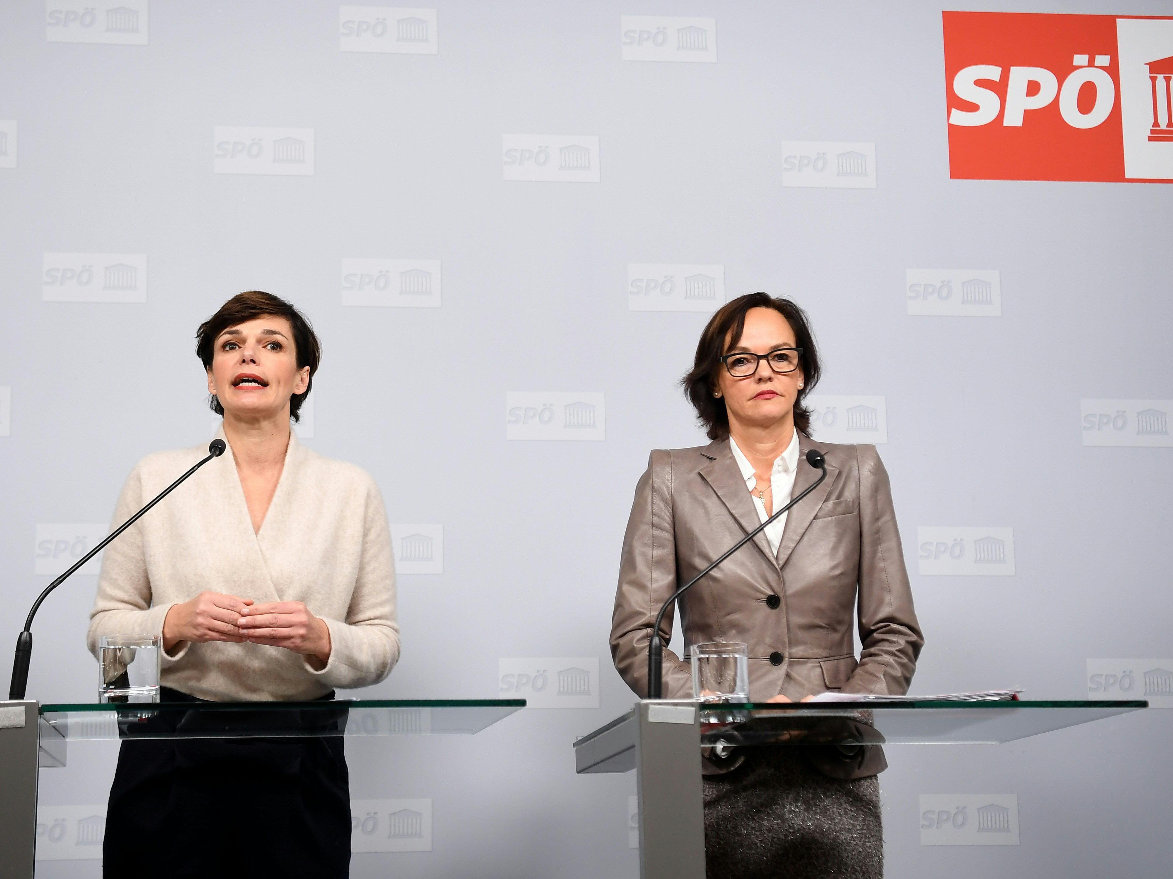 Rendi-Wagner und Hammerschmid haben einen Brief an die Klubobleute der Parlamentsparteien verfasst. Rendi-Wagner und Hammerschmid haben einen Brief an die Klubobleute der Parlamentsparteien verfasst.