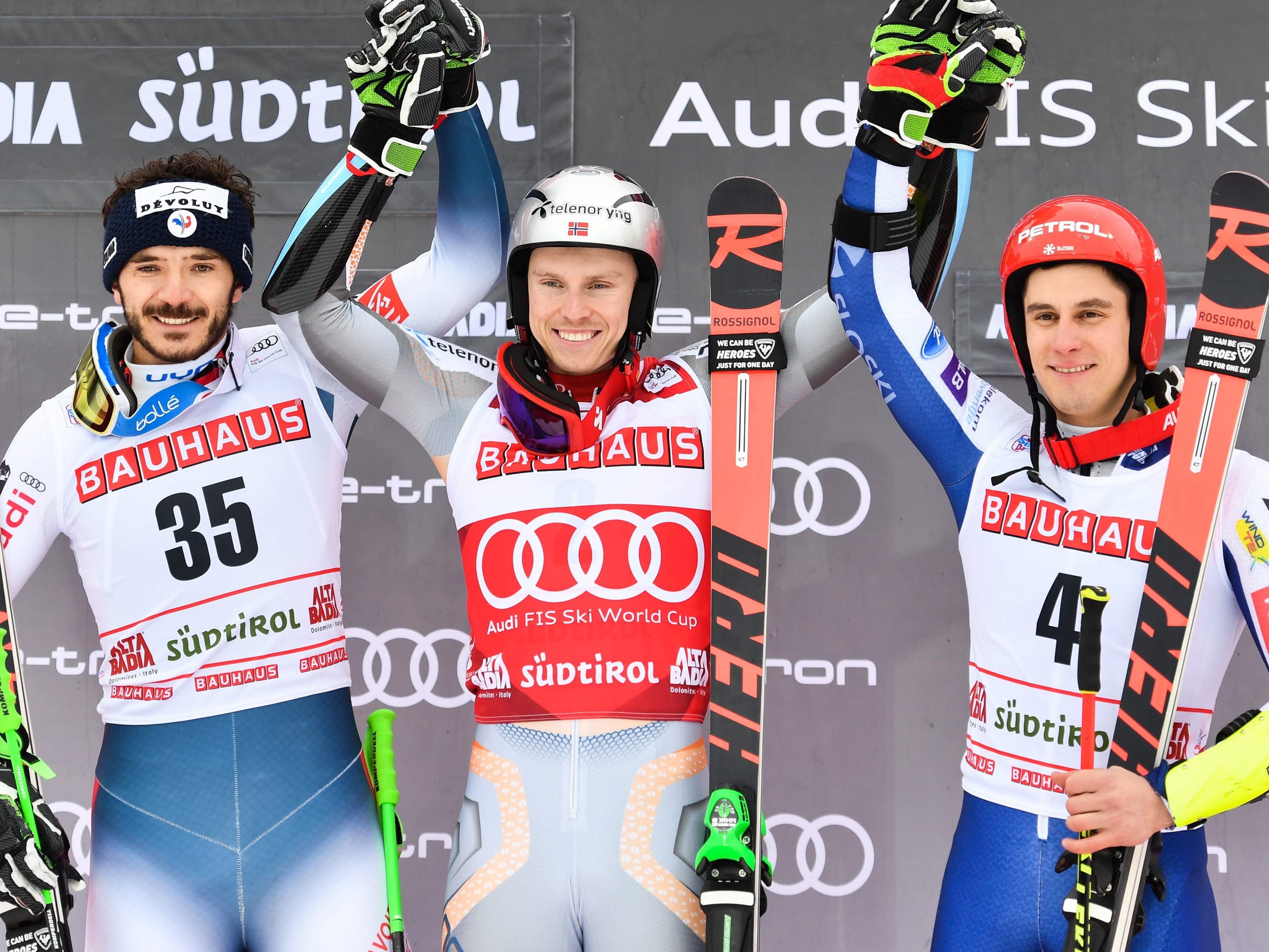 Das Siegerbild in Alta Baidia: (v.l.n.r.) Cyprien Sarrazin, Henrik Kristoffersen, Zan Kranjec.