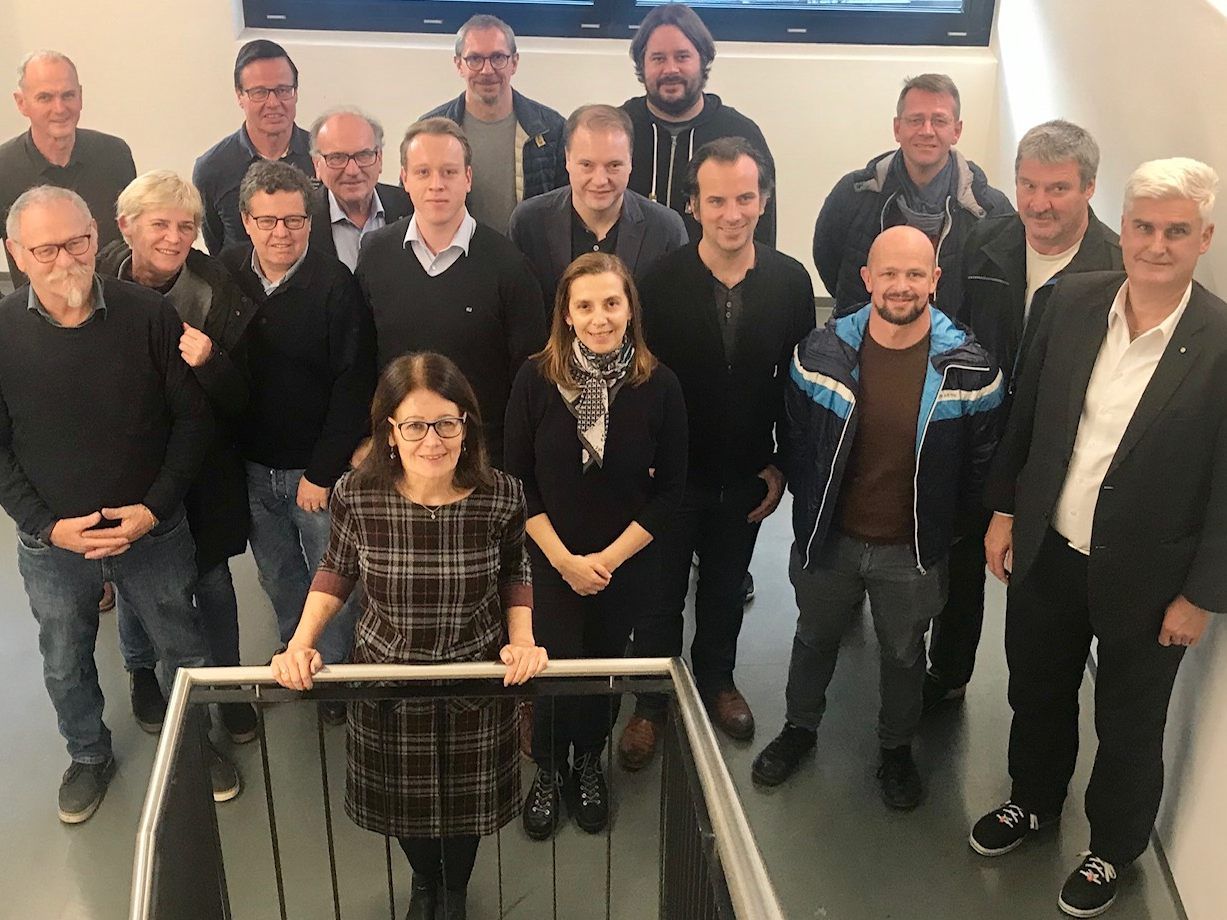 Bürgermeisterin und VP-Spitzenkandidatin Evi Mair mit der erweiterten Ortsparteileitung von Hard. Bürgermeisterin und VP-Spitzenkandidatin Evi Mair mit der erweiterten Ortsparteileitung von Hard.