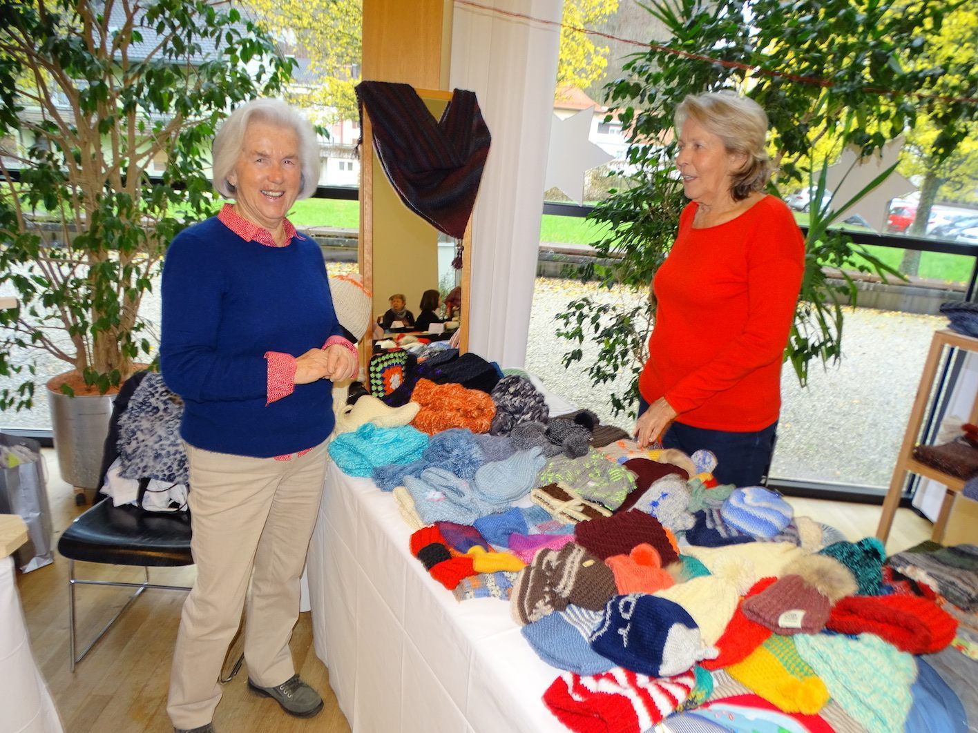 Rund 20 Frauen nähen und stricken das ganze Jahr über für den Adventbasar. Rund 20 Frauen nähen und stricken das ganze Jahr über für den Adventbasar.
