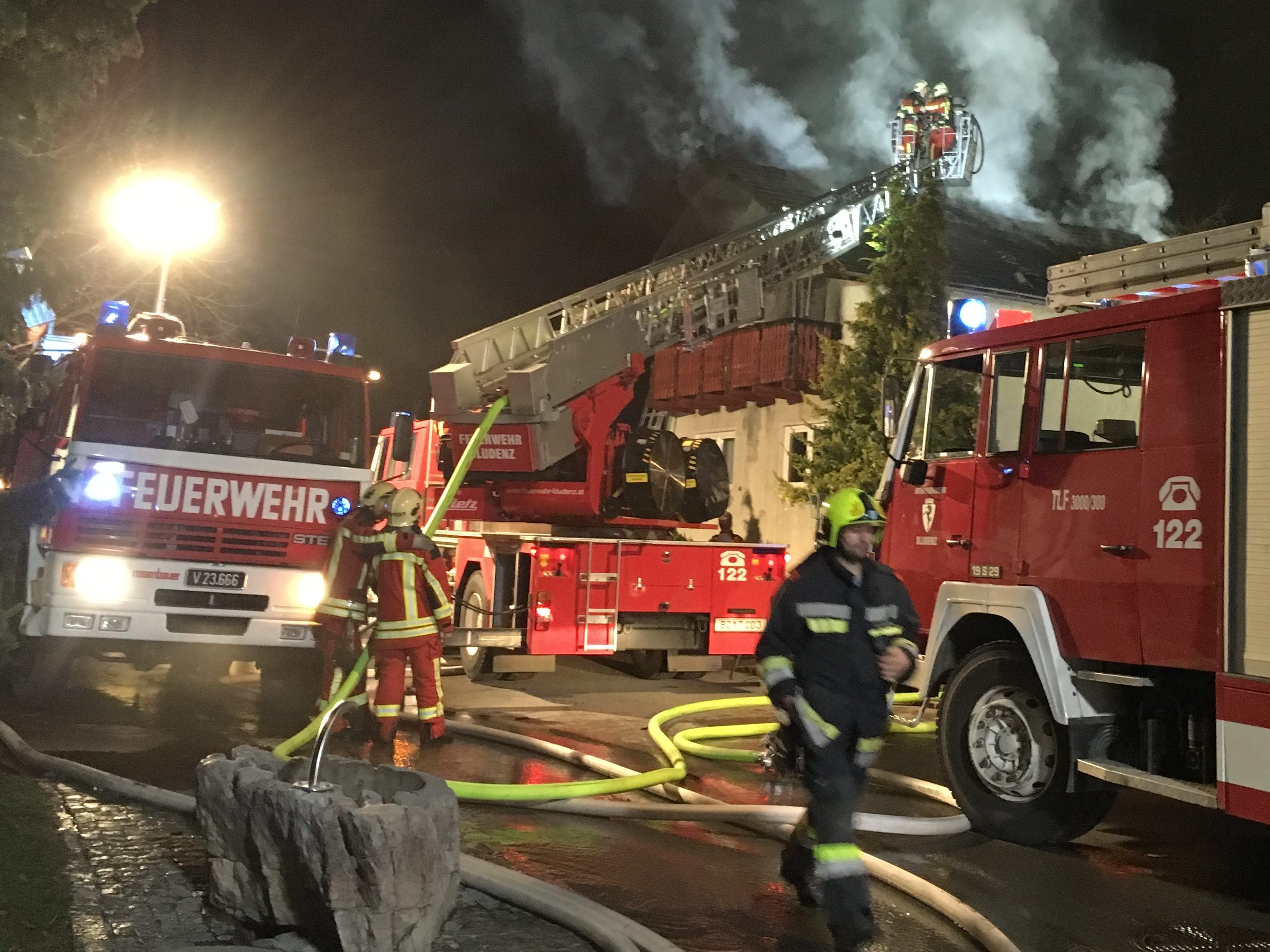 Die Feuerwehren waren die ganze Nacht bis Sonntag Morgen im Einsatz. Die Feuerwehren waren die ganze Nacht bis Sonntag Morgen im Einsatz.