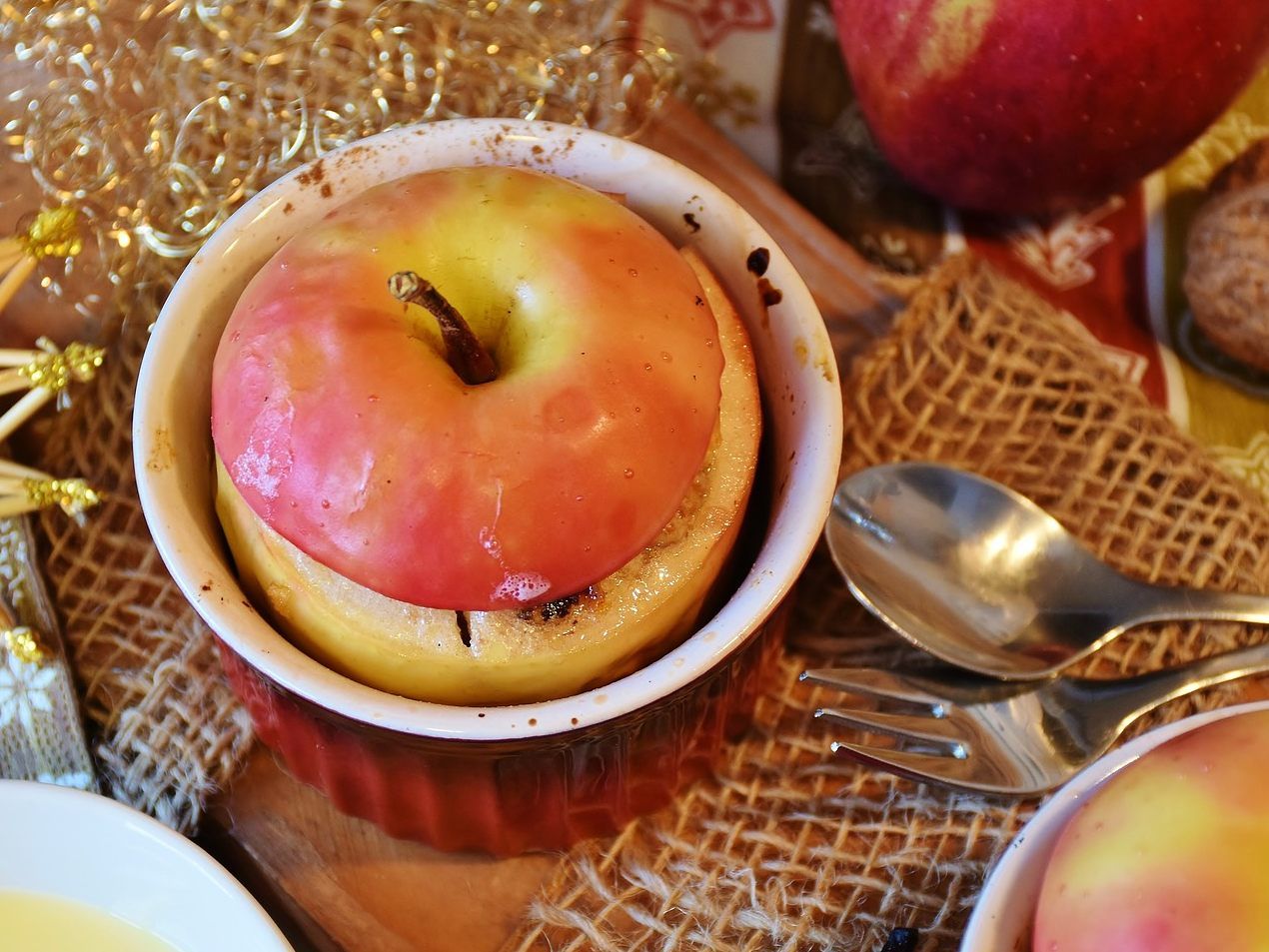 Der köstliche Bratapfel als Dessert für die Vorweihnachtsszeit. Der köstliche Bratapfel als Dessert für die Vorweihnachtsszeit.