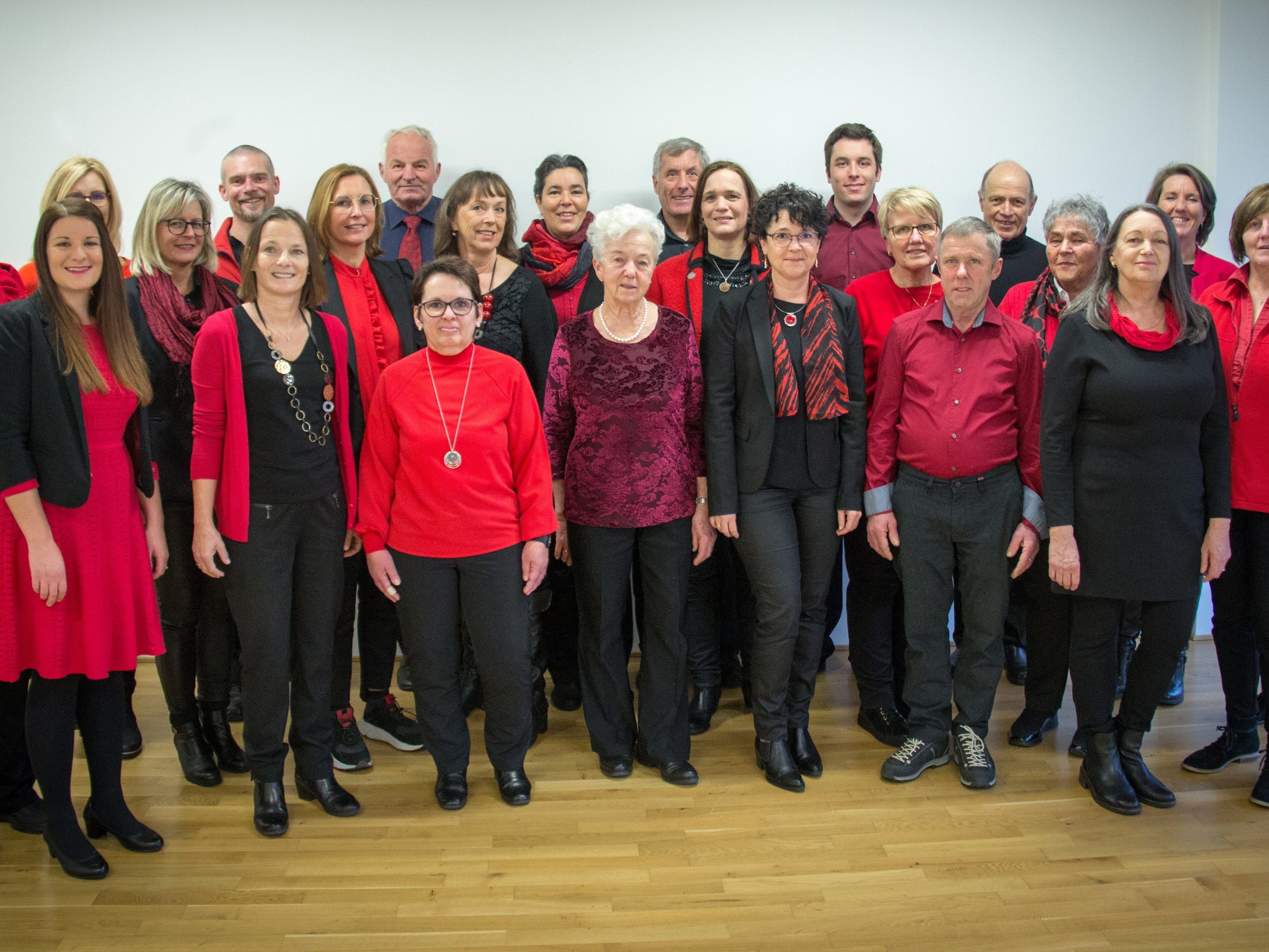 Die Chorgemeinschaft Cantemus gestaltet das Hochfest zur Geburt Jesu musikalisch mit. Die Chorgemeinschaft Cantemus gestaltet das Hochfest zur Geburt Jesu musikalisch mit.