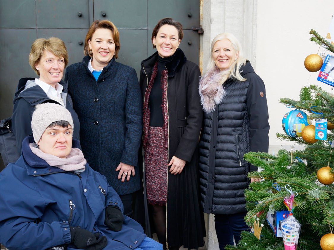 Lebenshilfe-Präsidentin Adriane Feurstein mit Tochter Nora, Bgm. Andrea Kaufmann, LR Martina Rüscher und Lebenshilfe-Geschäftsführerin Michaela Wagner-Braito.
