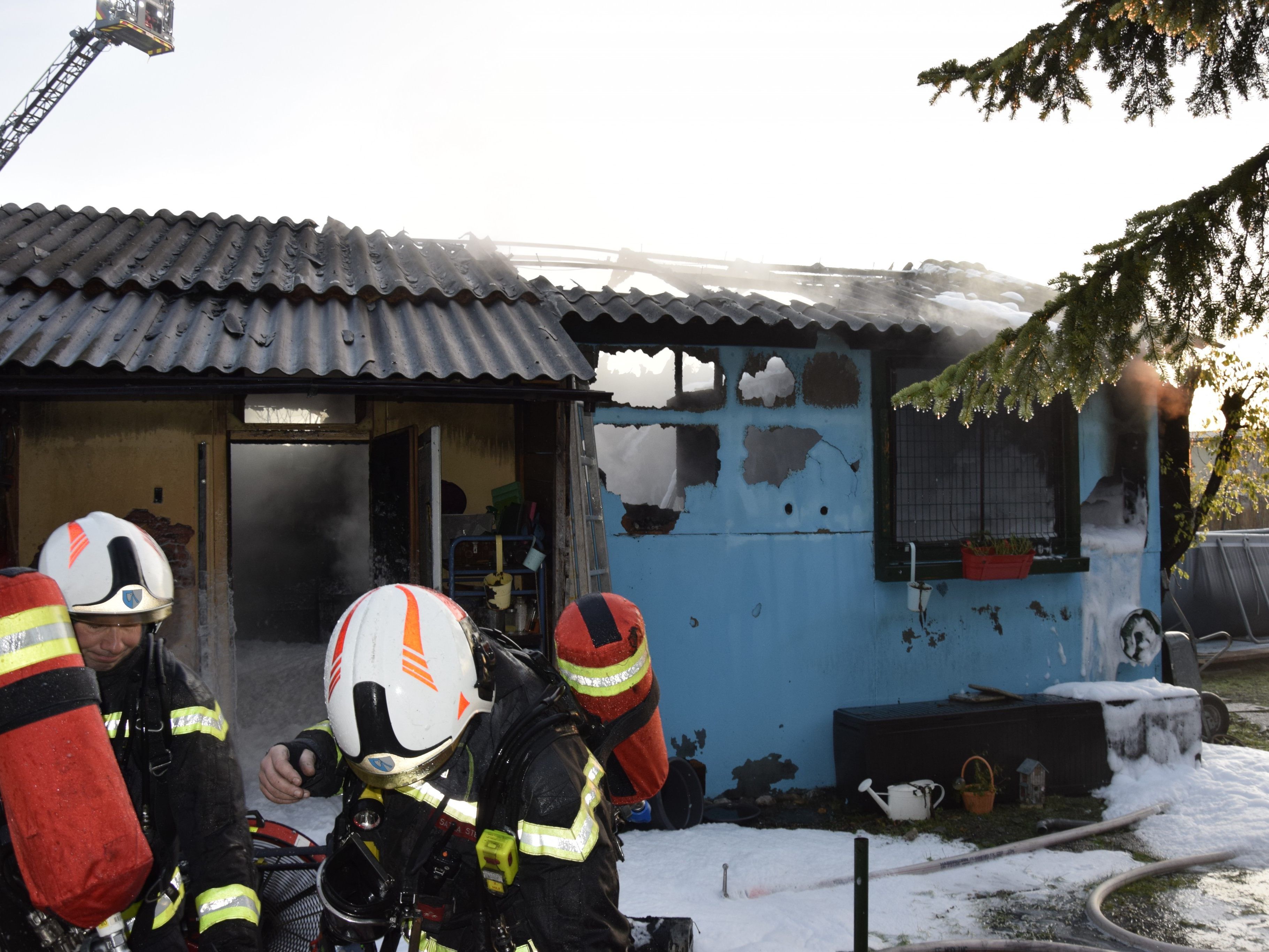 Rund 40 Mitglieder der Feuerwehr waren im Einsatz. Rund 40 Mitglieder der Feuerwehr waren im Einsatz.