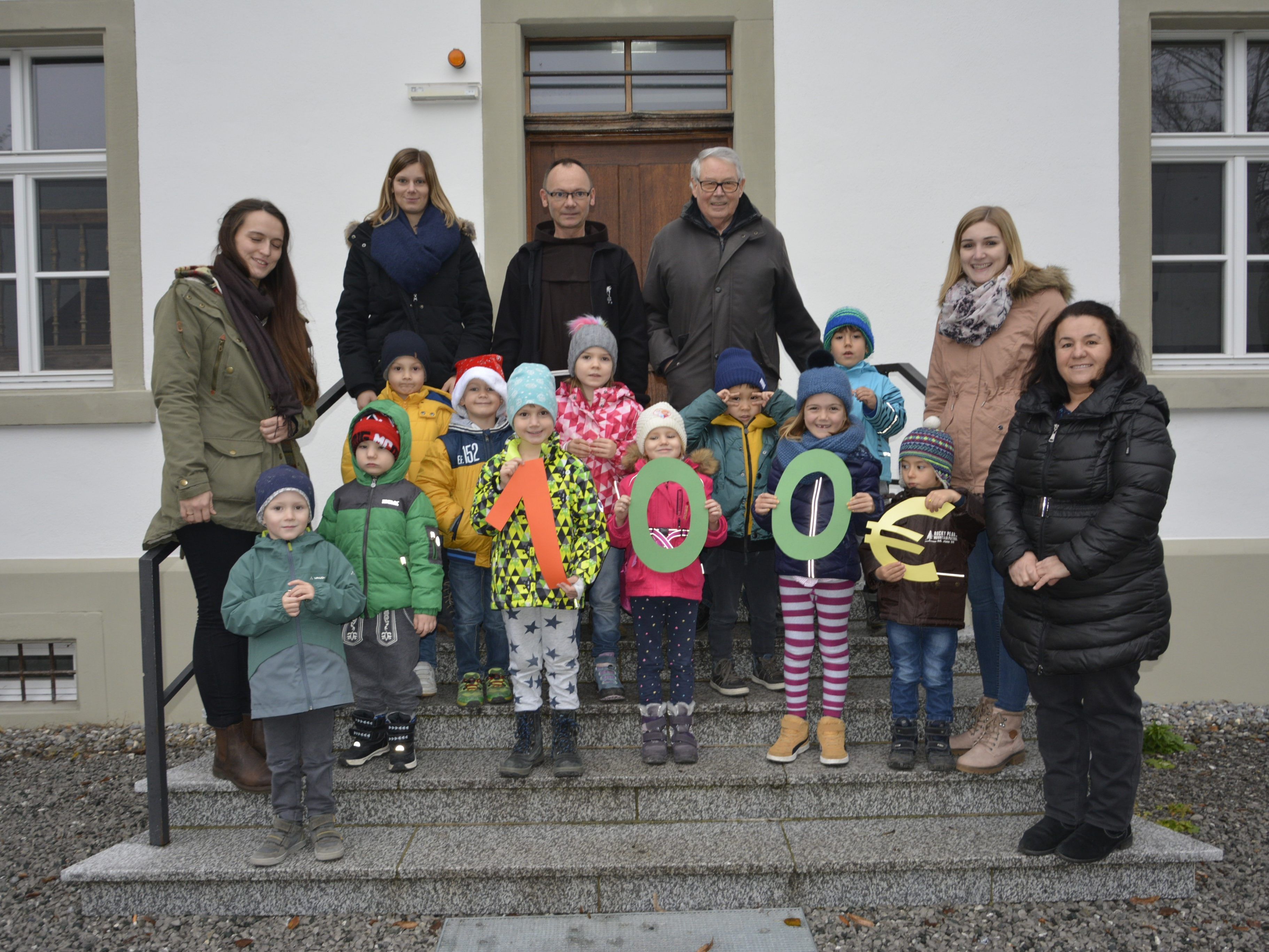 Die Kinder bei der Spendenübergabe vor dem Franziskanerkloster.