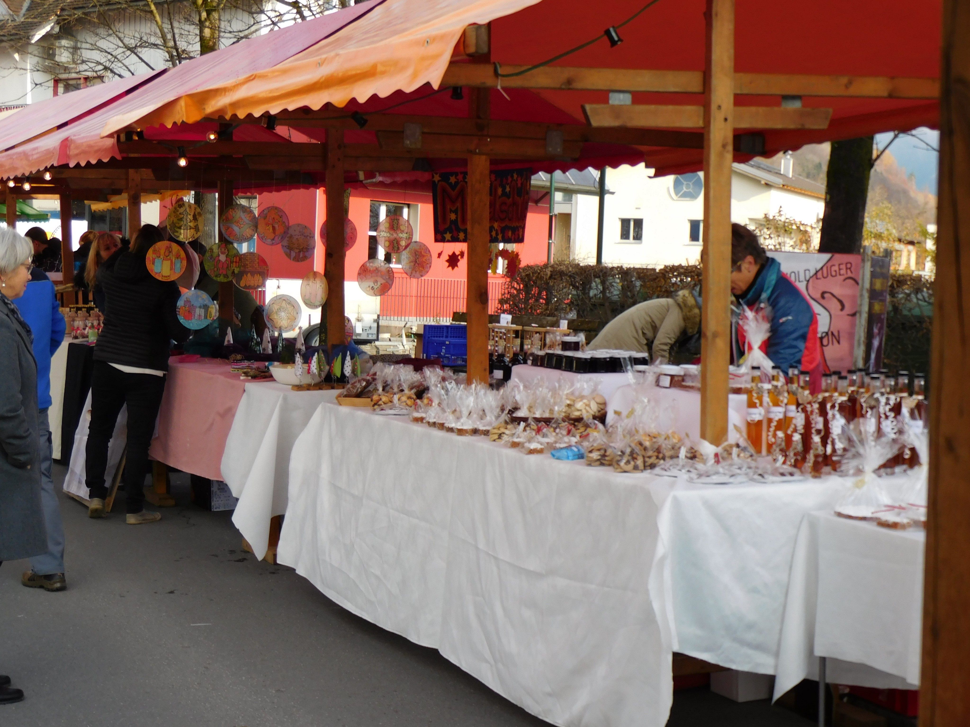 Die zahlreichen Stände beim Krömlemarkt luden wieder zum Schmökern ein