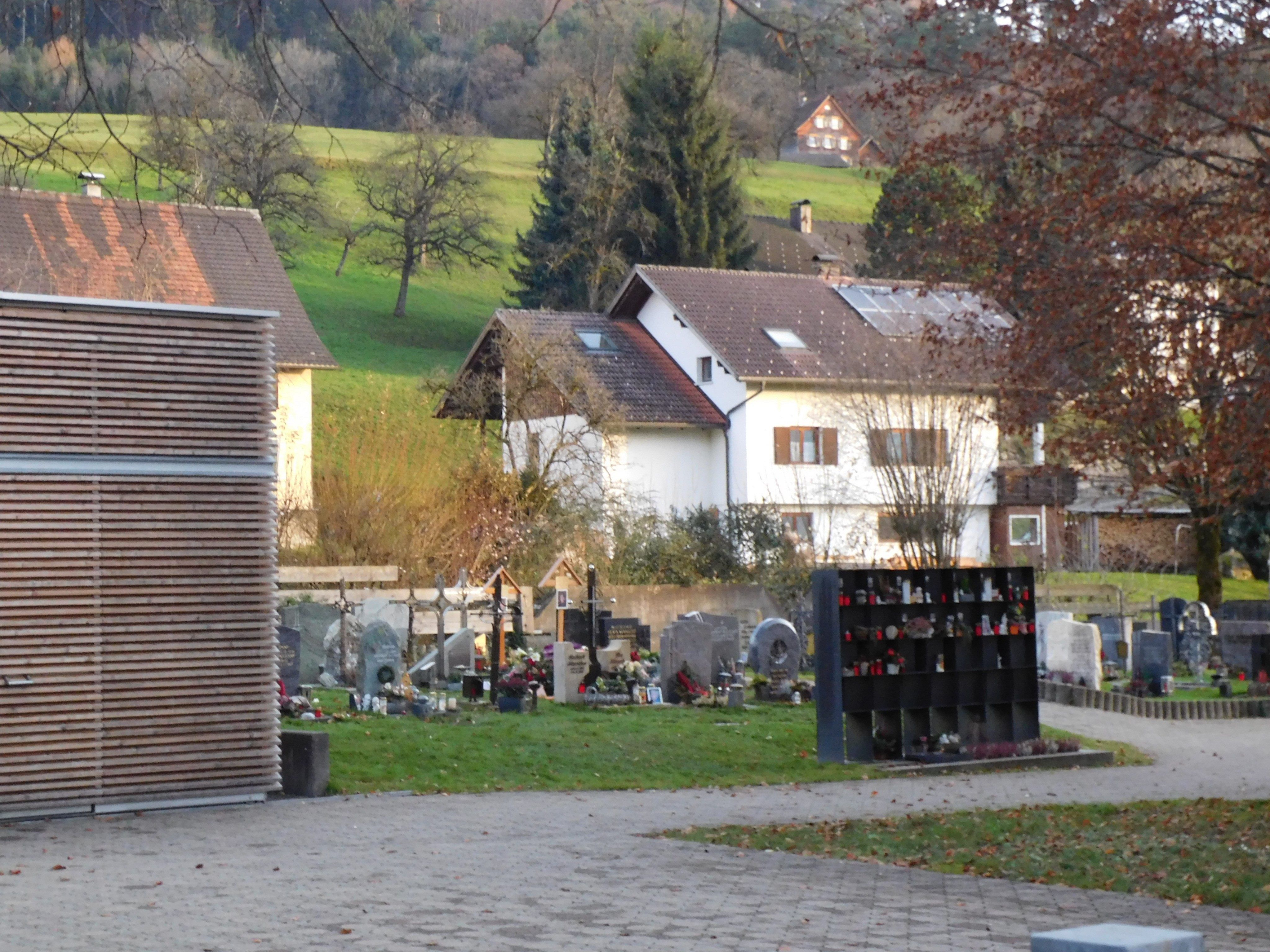 Am Friedhof Weiler werden zwei neue Urnenwände errichtet